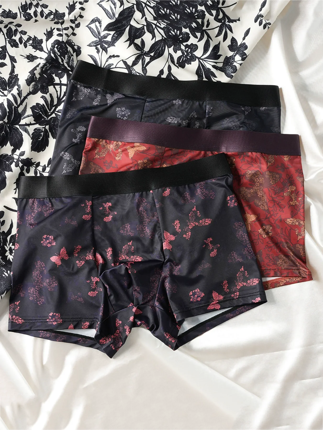 3 Pieces Men's Ice Silk Underwear, Summer Cool Feeling Comfortable Butterfly Printed Simple Boxer Briefs for Men
3 Pieces Men's Ice Silk Underwear, Summer Cool Feeling Comfortable Butterfly Printed Simple Boxer Briefs for Men