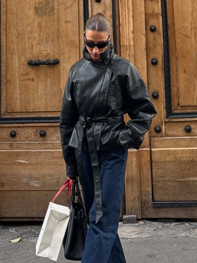 2025 Women Fashion Solid Black Leather Jacket Female Vintage With Zipper Belt Jacket Autumn Thick Windproof Outwear
2025 Women Fashion Solid Black Leather Jacket Female Vintage With Zipper Belt Jacket Autumn Thick Windproof Outwear