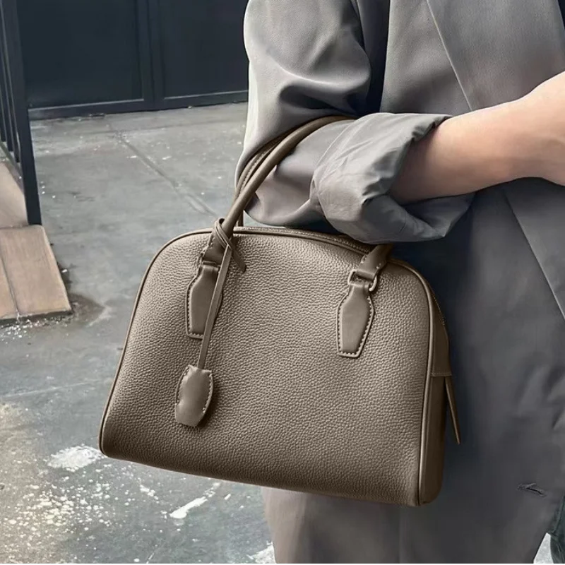 New Cowhide Coffee Handbag Simple Genuine Leather High-end Luxury Lady Pillow Bag Multi-compartment Zipper Tote Crossbody Bag
New Cowhide Coffee Handbag Simple Genuine Leather High-end Luxury Lady Pillow Bag Multi-compartment Zipper Tote Crossbody Bag