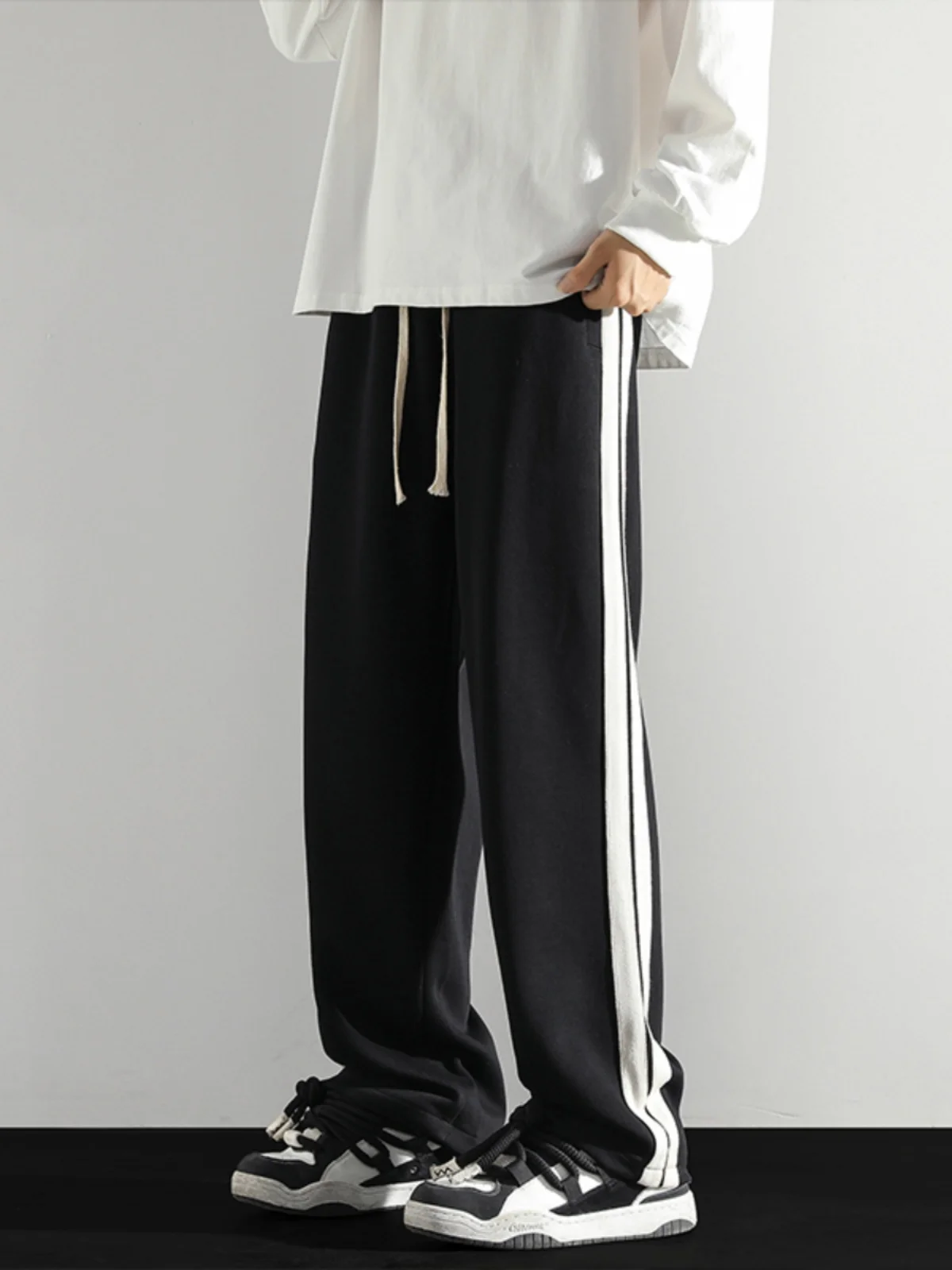 Мужские повседневные брюки High Street: весенне-осенние, широкие, длинные, с боковым плетеным поясом, свободные, прямые, повседневные спортивные штаны
Мужские повседневные брюки High Street: весенне-осенние, широкие, длинные, с боковым плетеным поясом, свободные, прямые, повседневные спортивные штаны