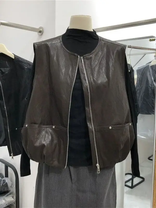 Женская осенняя свободная куртка-жилет из искусственной кожи в американском ретро-стиле на молнии, с наплечниками, для многослойного образа
Женская осенняя свободная куртка-жилет из искусственной кожи в американском ретро-стиле на молнии, с наплечниками, для многослойного образа