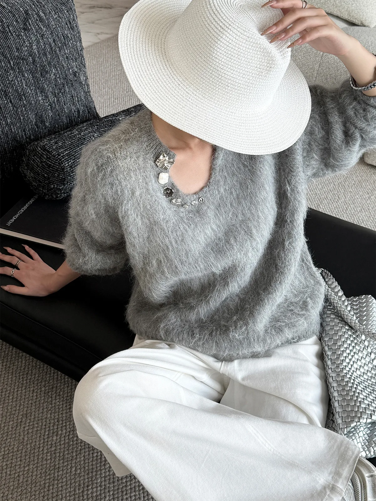 Women's V-ne Sweater Autumn Winter Loose Fit Button Design Casual Comfortable Knitwear Faionable Thermal Long Sve Top
Women's V-ne Sweater Autumn Winter Loose Fit Button Design Casual Comfortable Knitwear Faionable Thermal Long Sve Top