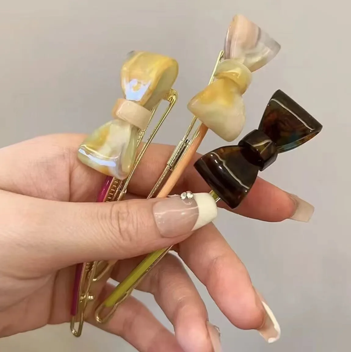 Bow knot spring clip with a curly hair style at the back of the head, high-end and sweet hair accessories Acetic acid board
Bow knot spring clip with a curly hair style at the back of the head, high-end and sweet hair accessories Acetic acid board