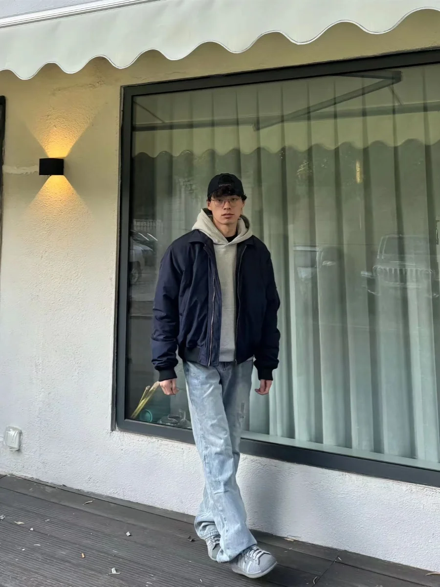 Американская ретро-куртка-бомбер в стиле High Street, синяя, высококачественная, для мужчин и женщин, модная, брендовая, с длинными рукавами, свободного кроя
Американская ретро-куртка-бомбер в стиле High Street, синяя, высококачественная, для мужчин и женщин, модная, брендовая, с длинными рукавами, свободного кроя