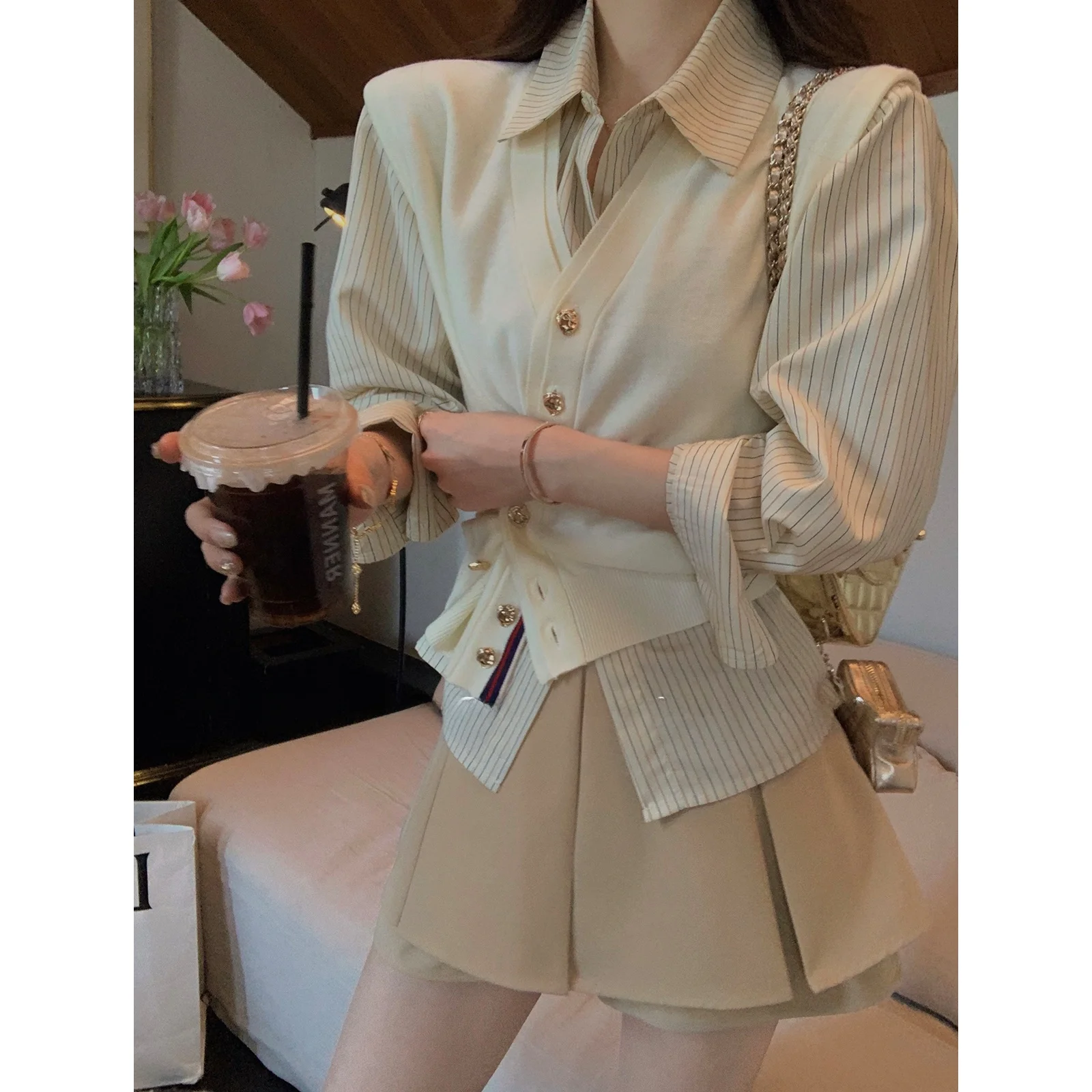 MUKOK Renaissance Design Unique Knitted Svel Vest Women's Casual Versatile Open Cardigan Top V-ne Button Detail
MUKOK Renaissance Design Unique Knitted Svel Vest Women's Casual Versatile Open Cardigan Top V-ne Button Detail