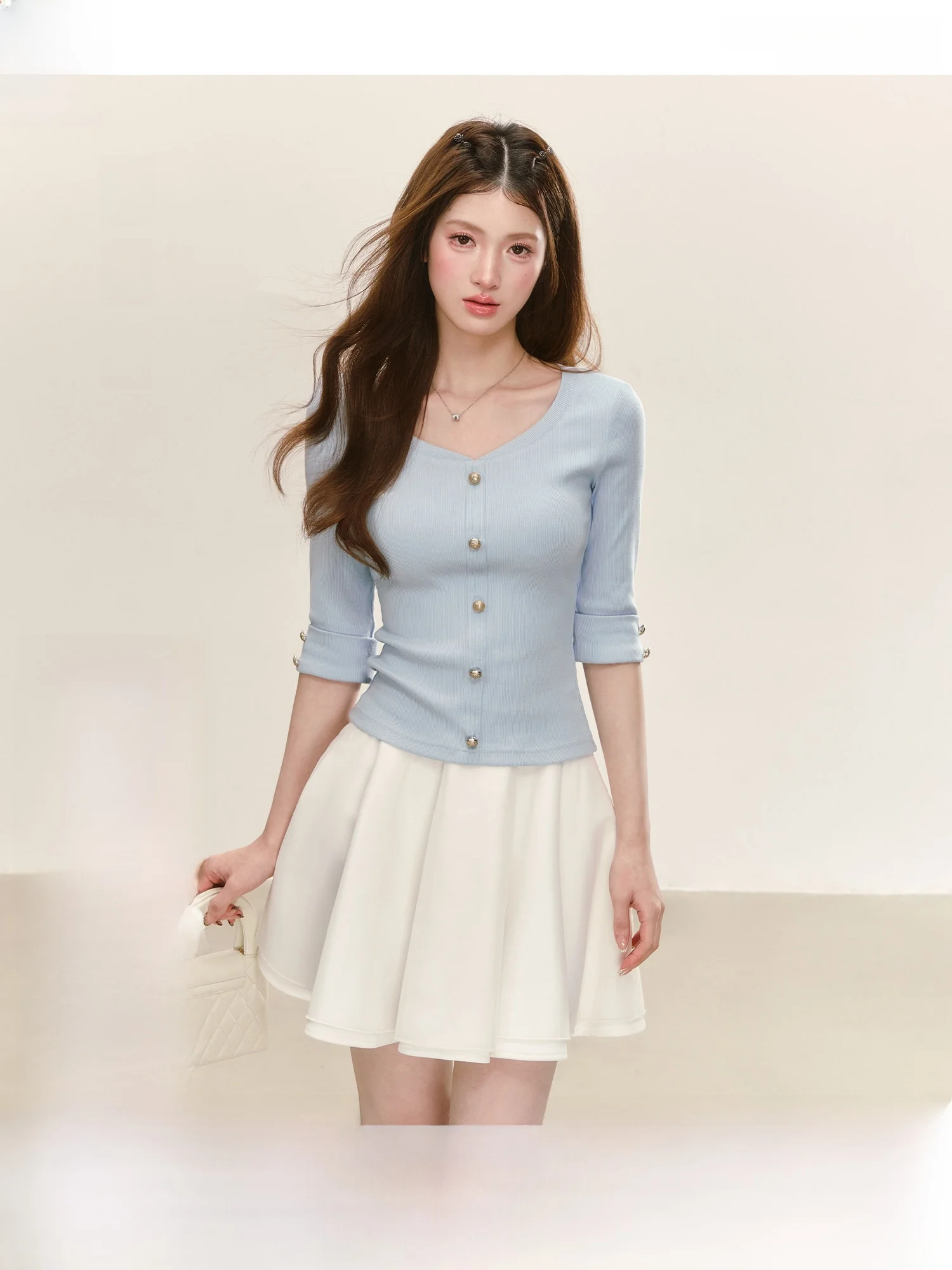 Elegant V-neck Knitted T-shirt Women's Slim Fit Mid-sleeve Commute Shirt Stylish New Summer High Intelligence Versatile Top
Elegant V-neck Knitted T-shirt Women's Slim Fit Mid-sleeve Commute Shirt Stylish New Summer High Intelligence Versatile Top
