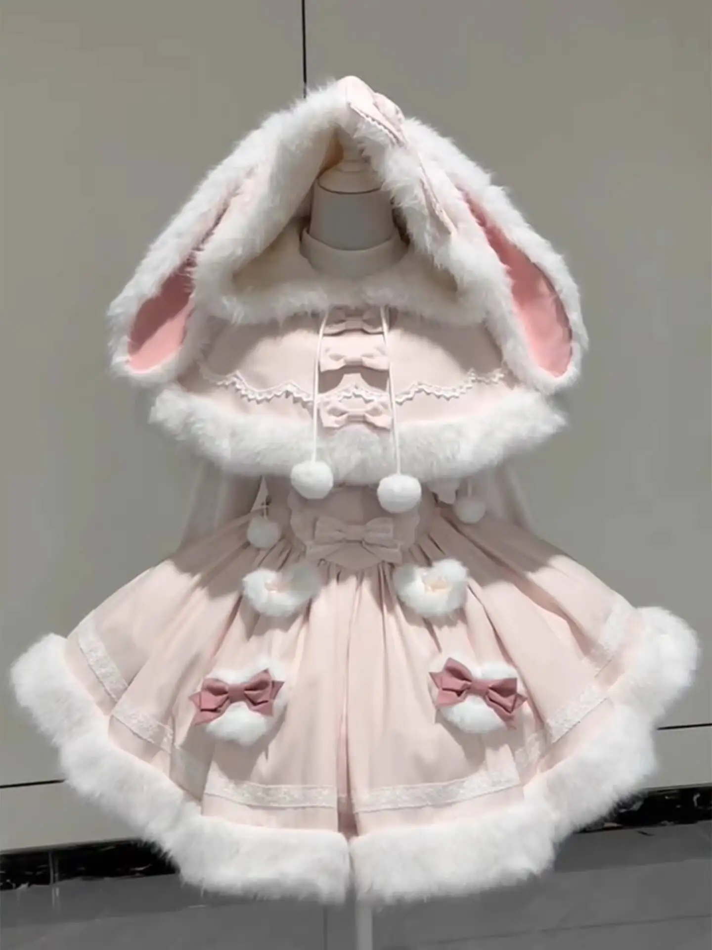 New Year's Outfit: Pink, girlish, cute plush hooded cape coat with a waist-cinching, slimming suspender skirt two-piece set
New Year's Outfit: Pink, girlish, cute plush hooded cape coat with a waist-cinching, slimming suspender skirt two-piece set