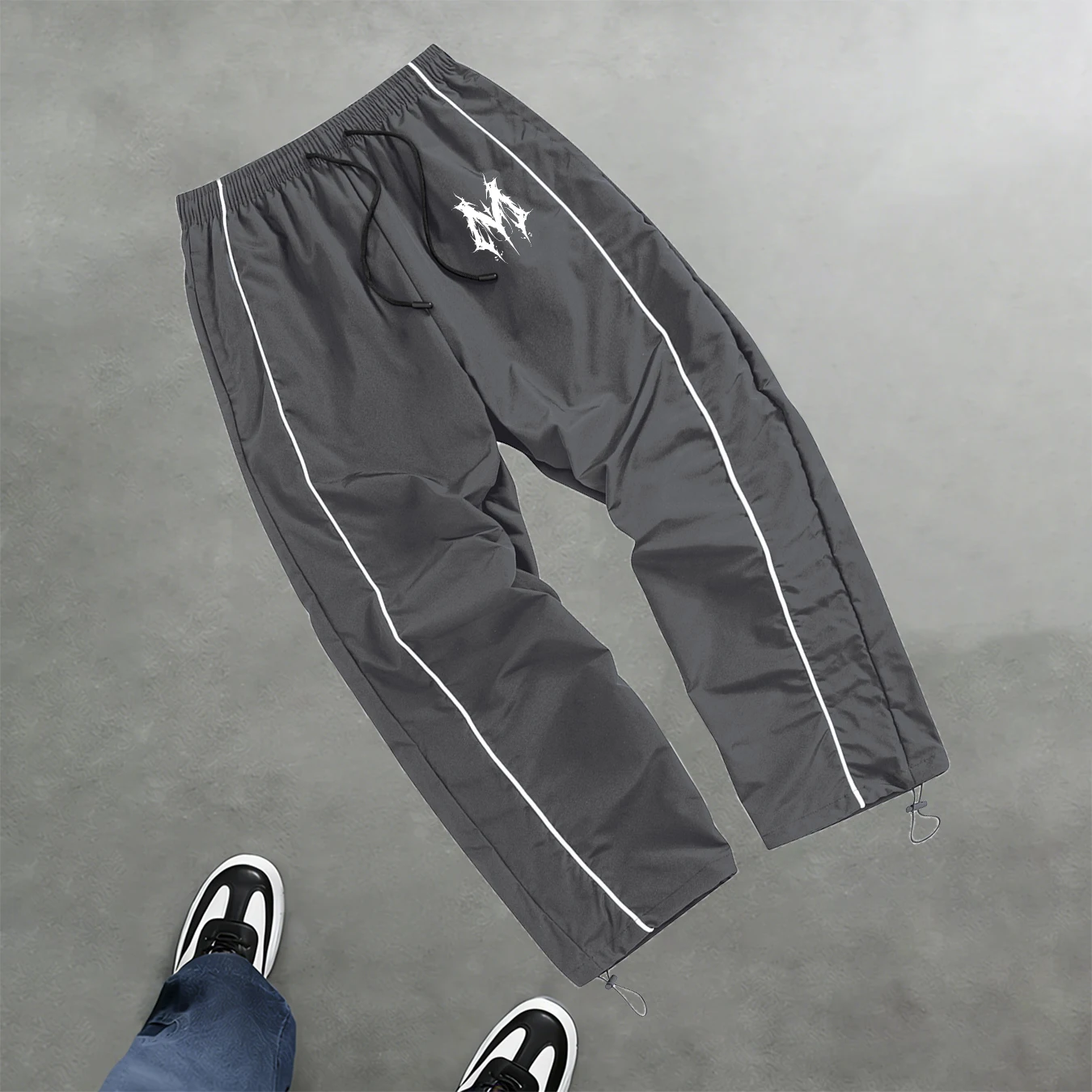 Повседневные брюки в уличном стиле с принтом и лоскутным узором, с завязками на талии, широкие брюки для активного отдыха, модные для мужчин и женщин
Повседневные брюки в уличном стиле с принтом и лоскутным узором, с завязками на талии, широкие брюки для активного отдыха, модные для мужчин и женщин