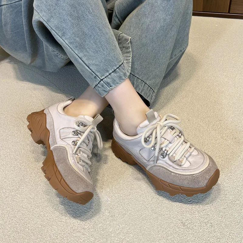 Outdoor Casual Sports Women's Shoes Leather Low-top Middle Heel Spring and Summer New Deep-mouth Sneakers Fashion Comfort
Outdoor Casual Sports Women's Shoes Leather Low-top Middle Heel Spring and Summer New Deep-mouth Sneakers Fashion Comfort