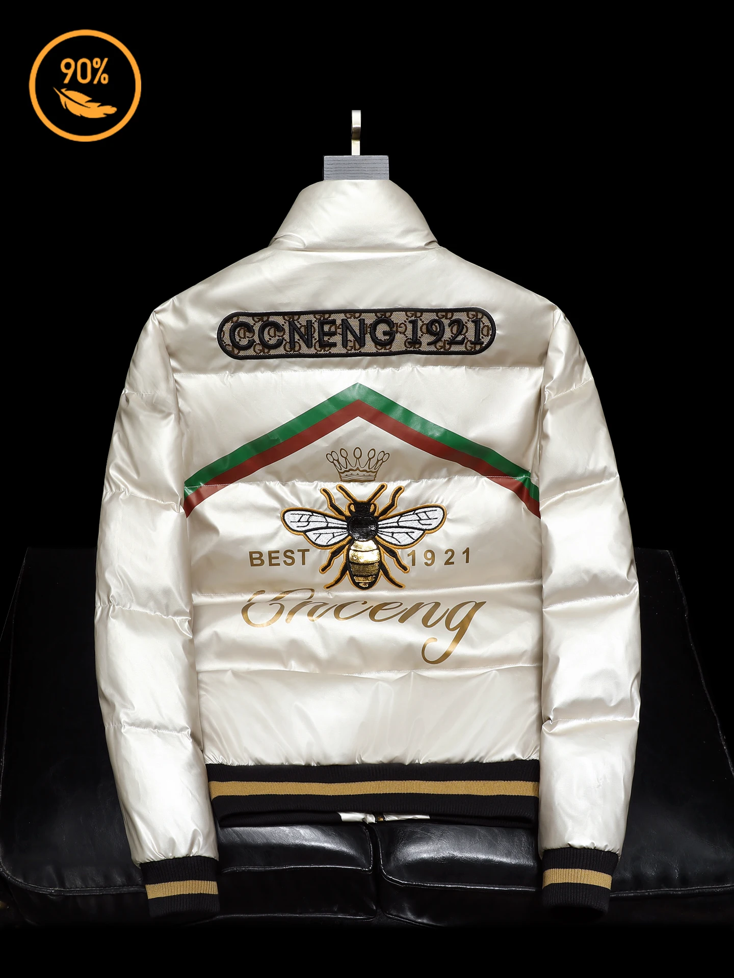 Модная городская мужская короткая пуховая куртка с вышивкой, воротником-стойкой, теплая, с наполнителем из 90% белого пуха, водонепроницаемая и стильная.
Модная городская мужская короткая пуховая куртка с вышивкой, воротником-стойкой, теплая, с наполнителем из 90% белого пуха, водонепроницаемая и стильная.