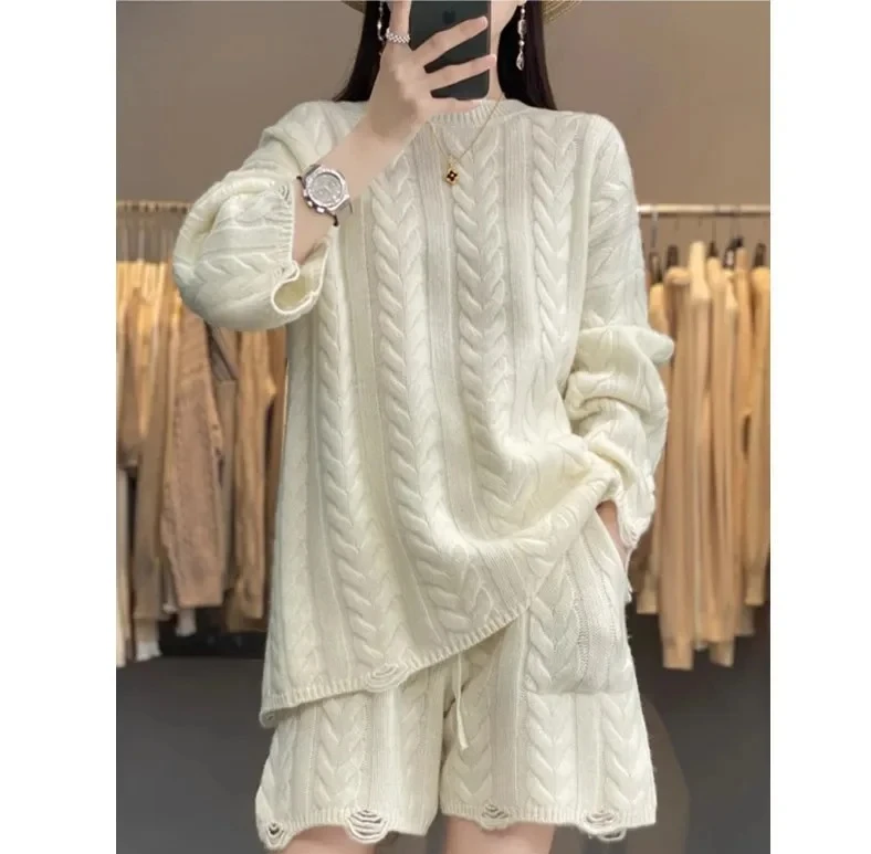 Свободный вязаный свитер и короткие брюки, комплект из двух предметов, модные осенне-зимние шорты с высокой талией, ансамбль в ленивом стиле
Свободный вязаный свитер и короткие брюки, комплект из двух предметов, модные осенне-зимние шорты с высокой талией, ансамбль в ленивом стиле