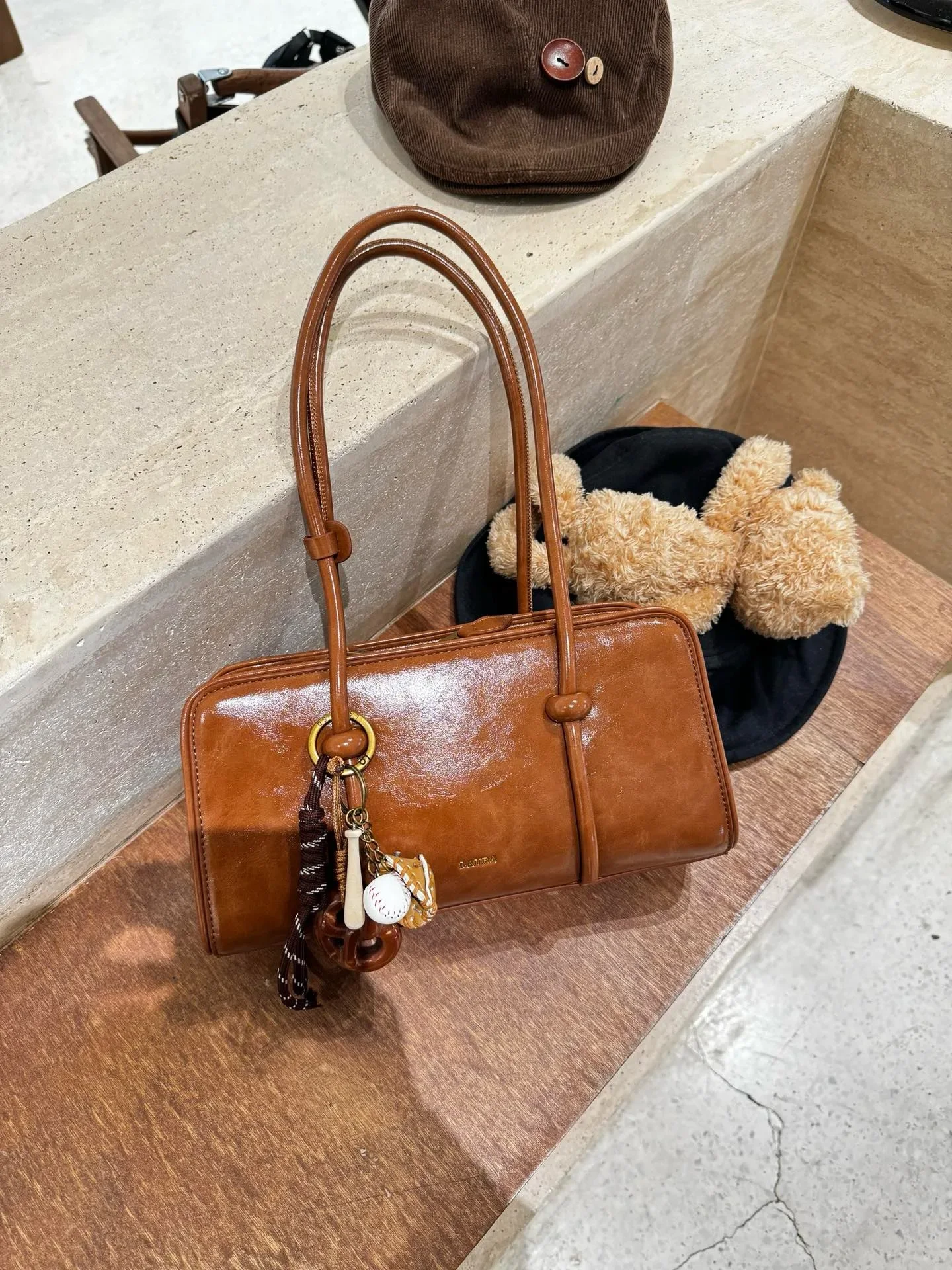 Niche design medieval high-end sense retro oil wax leather portable shoulder large capacity tote bag
Niche design medieval high-end sense retro oil wax leather portable shoulder large capacity tote bag