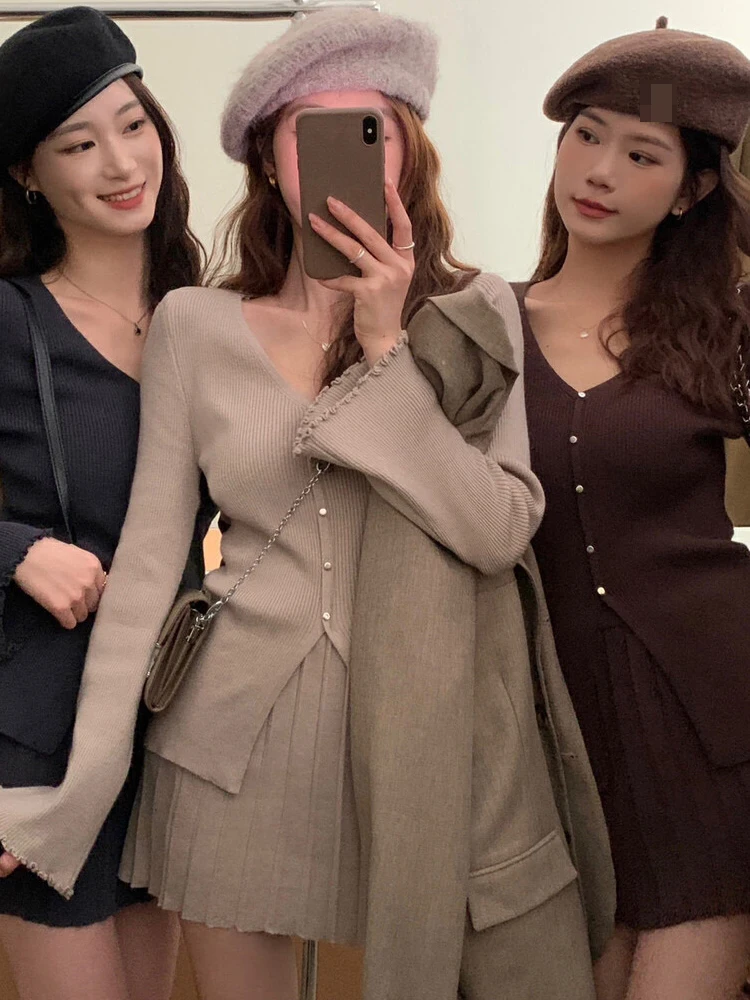 Korean Series Wear Fashion Sweater Dress Outfit Women Autumn V-neck Long sleeve Knit High Waist Pleated Two piece skirt
Korean Series Wear Fashion Sweater Dress Outfit Women Autumn V-neck Long sleeve Knit High Waist Pleated Two piece skirt