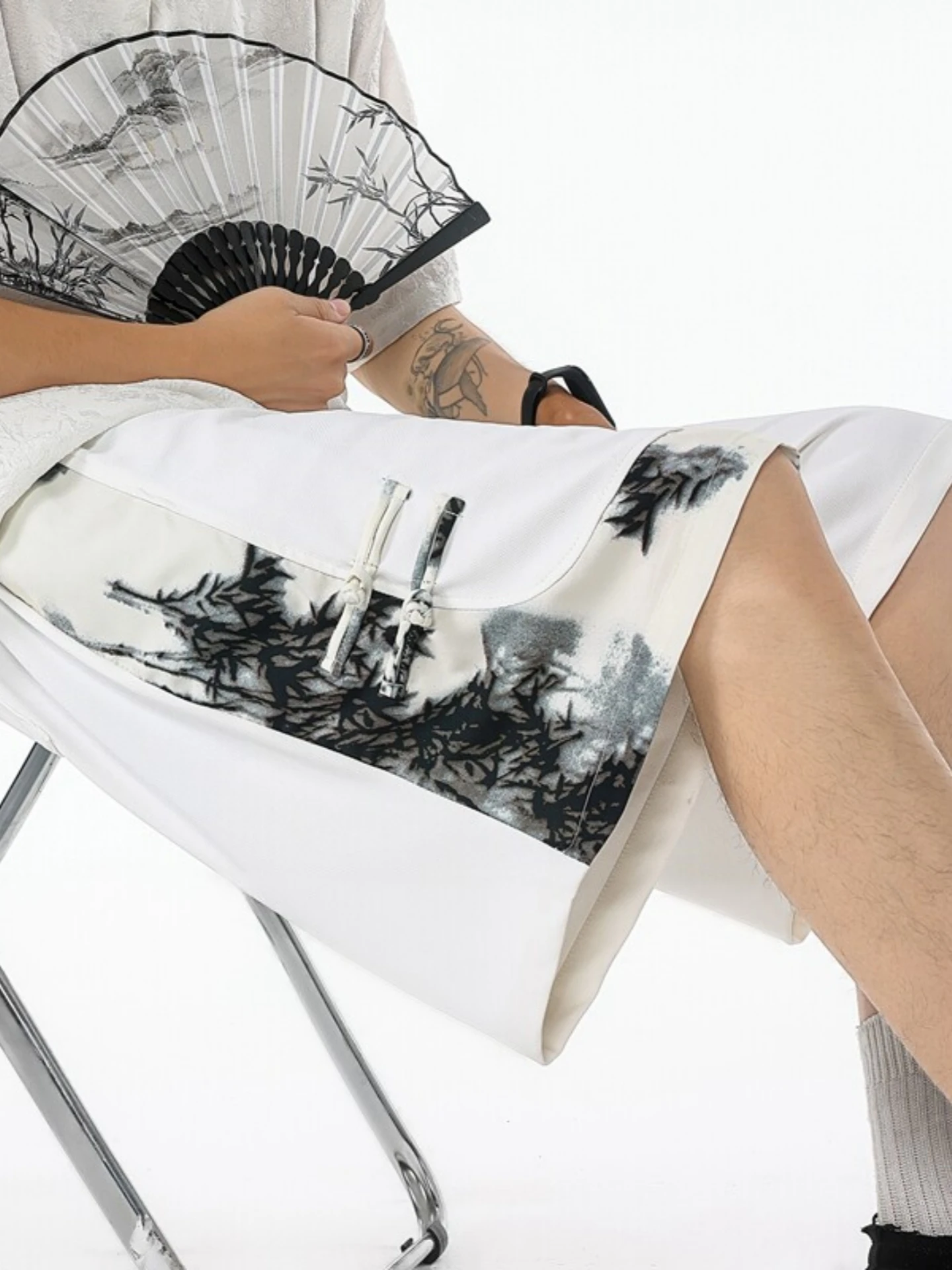 Новые китайские летние тонкие мужские повседневные брюки свободного кроя с пуговицами, прямые широкие штанины, средняя талия, модный тренд
Новые китайские летние тонкие мужские повседневные брюки свободного кроя с пуговицами, прямые широкие штанины, средняя талия, модный тренд