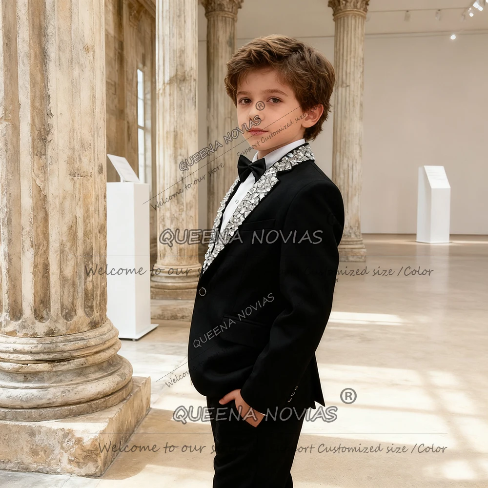 Brilliant Stones Beaded Suit Attire For Boys Single Breasted Prom Blazers Customized 2 Piece Sets Children Wedding Tuxedos 2026
Brilliant Stones Beaded Suit Attire For Boys Single Breasted Prom Blazers Customized 2 Piece Sets Children Wedding Tuxedos 2026