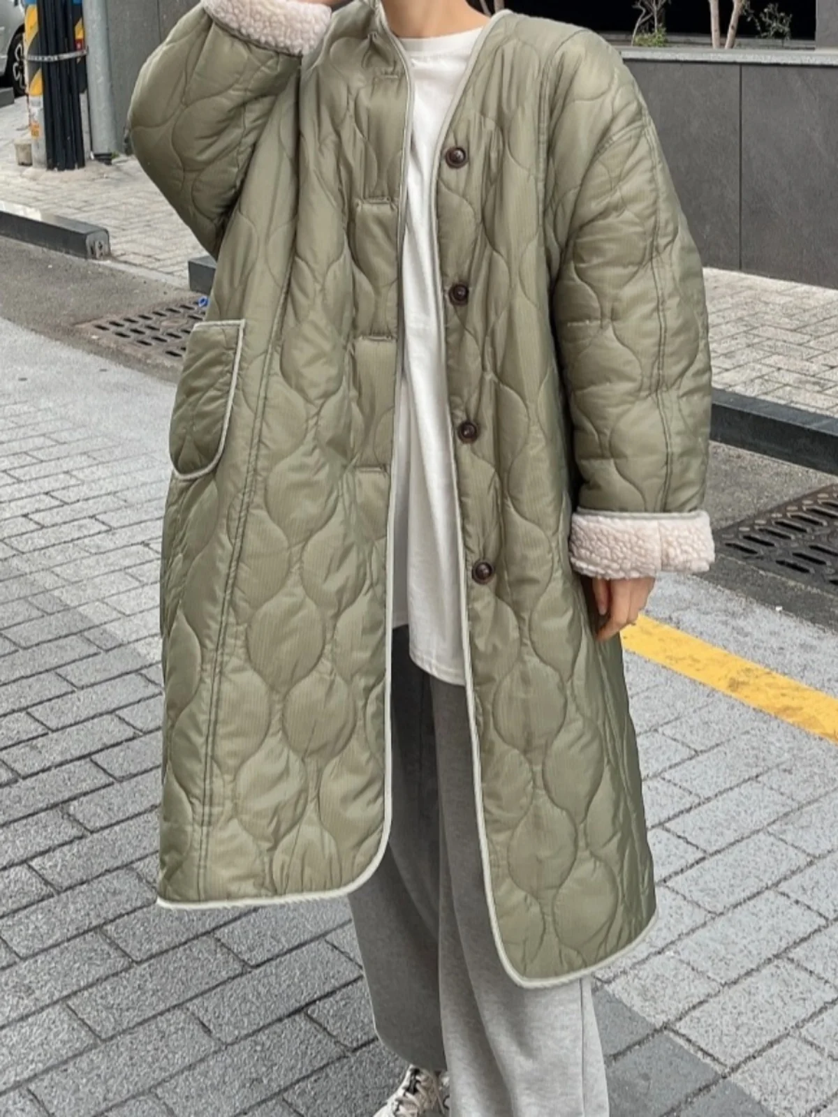 Lamb Fur Collar Oversized Cotton Jaet Women's Chic Winter New Sle Retro Single Button Design Trendy Mid-Length Coat
Lamb Fur Collar Oversized Cotton Jaet Women's Chic Winter New Sle Retro Single Button Design Trendy Mid-Length Coat