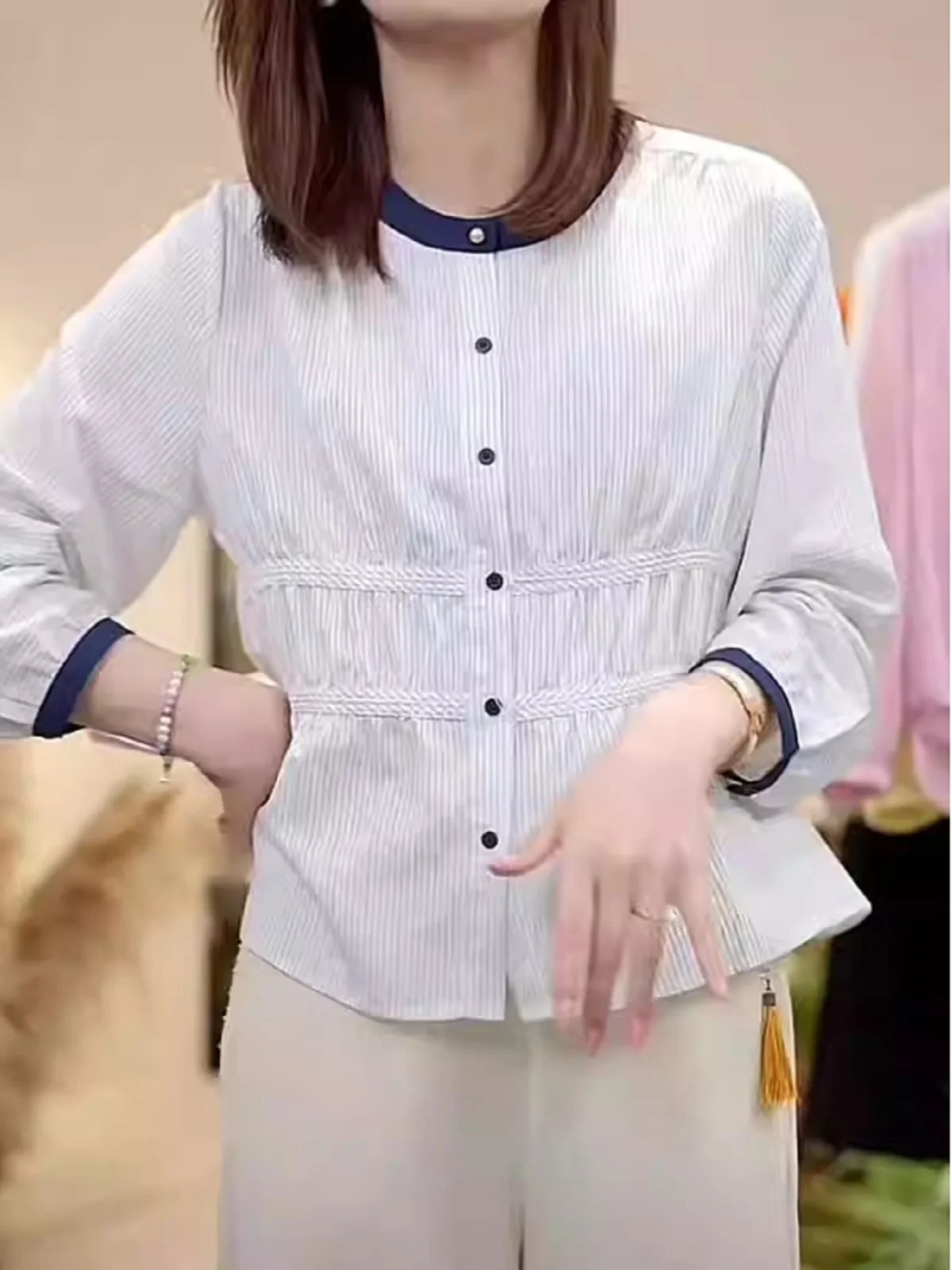 Женская рубашка больших размеров, весенняя, модная, в полоску, с дизайнерским акцентом на талии, длинный рукав, скрывающий живот, стандартная ширина плеч, высокая талия, комфортная.
Женская рубашка больших размеров, весенняя, модная, в полоску, с дизайнерским акцентом на талии, длинный рукав, скрывающий живот, стандартная ширина плеч, высокая талия, комфортная.