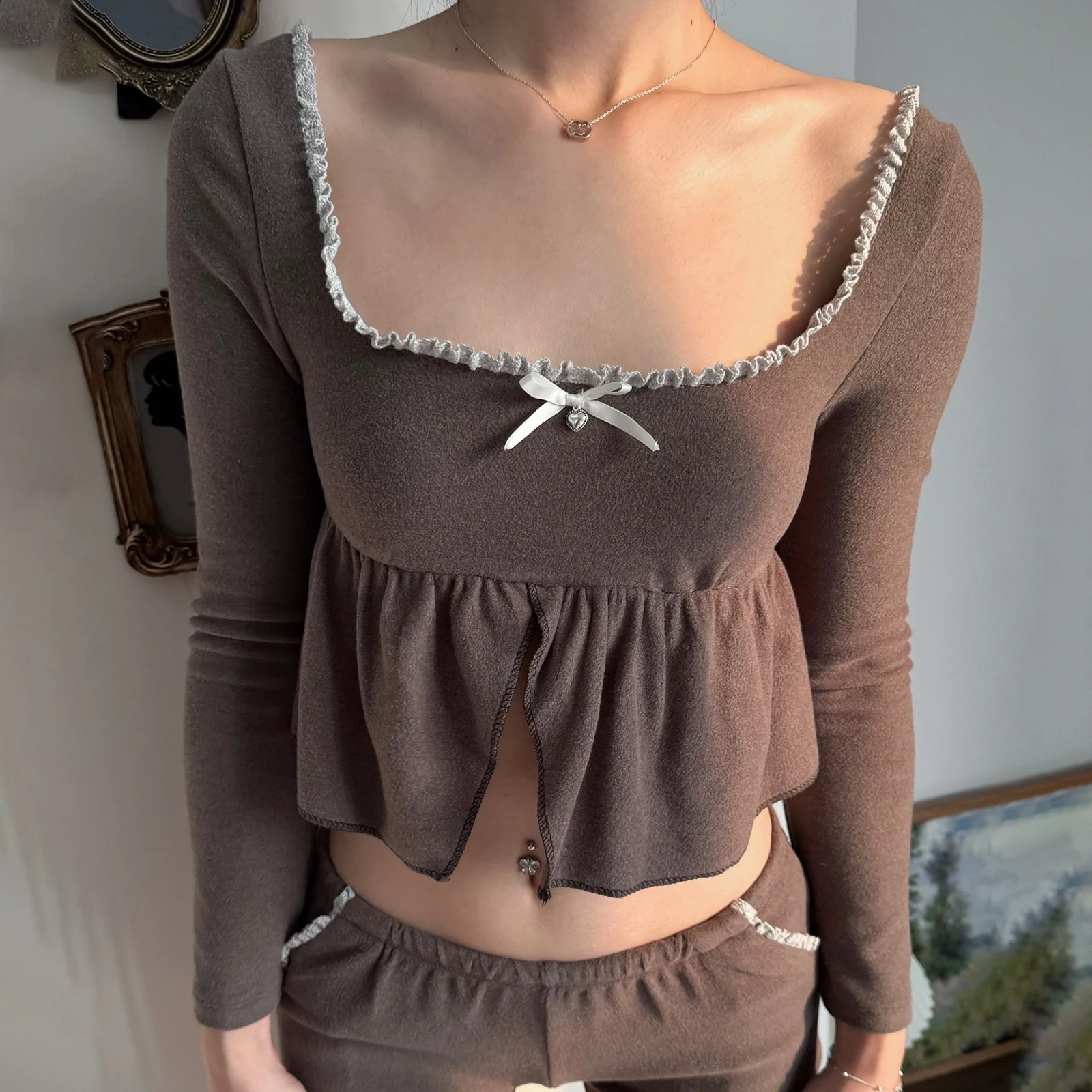 Dourbesty Women y2k Vintage 2 Piece Shorts Outfits Lace Trim Sqaure Neck Long Sleeve Tops Elastic Waist Shorts 2 Pieces Sets
Dourbesty Women y2k Vintage 2 Piece Shorts Outfits Lace Trim Sqaure Neck Long Sleeve Tops Elastic Waist Shorts 2 Pieces Sets