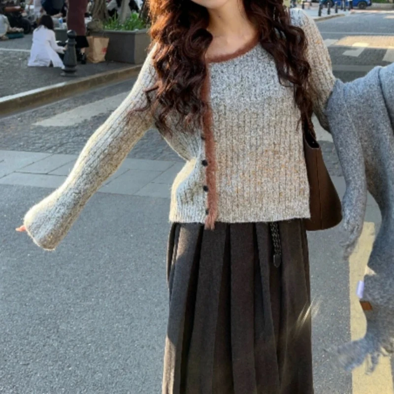 2025 Fall/Winter New Knitted Cardigan Retro Gentle Age-Reducing Elegant Atmosphere Slimming Design Sweater Girl
2025 Fall/Winter New Knitted Cardigan Retro Gentle Age-Reducing Elegant Atmosphere Slimming Design Sweater Girl