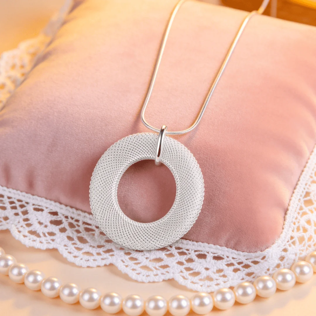 Luxury designer 925 Sterling Silver cute Round Mesh Pendant Necklace for Women Versatile Jewelry Fashion Snake Chain Wedding
Luxury designer 925 Sterling Silver cute Round Mesh Pendant Necklace for Women Versatile Jewelry Fashion Snake Chain Wedding