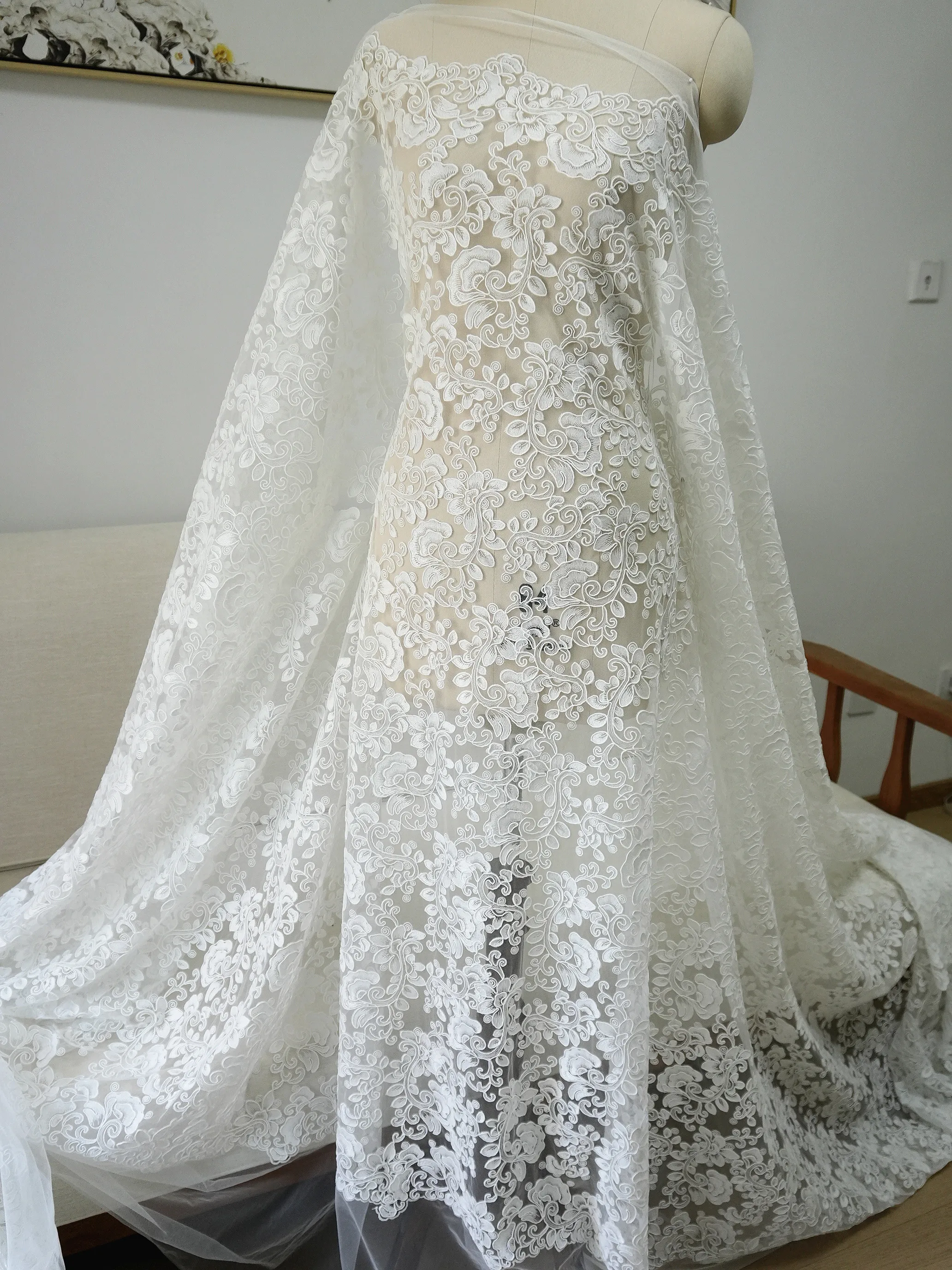 Ivory Tulle Appliqued Material Wedding Dress Tulle Embroidered Bone Lace Appliqued Fabric 
Ivory Tulle Appliqued Material Wedding Dress Tulle Embroidered Bone Lace Appliqued Fabric