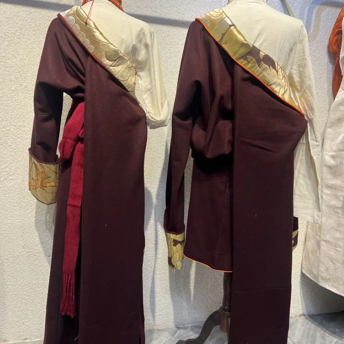2026 new Popular new men and women Tibetan foreign style dancing couple Tibetan robe clothing winter
2026 new Popular new men and women Tibetan foreign style dancing couple Tibetan robe clothing winter