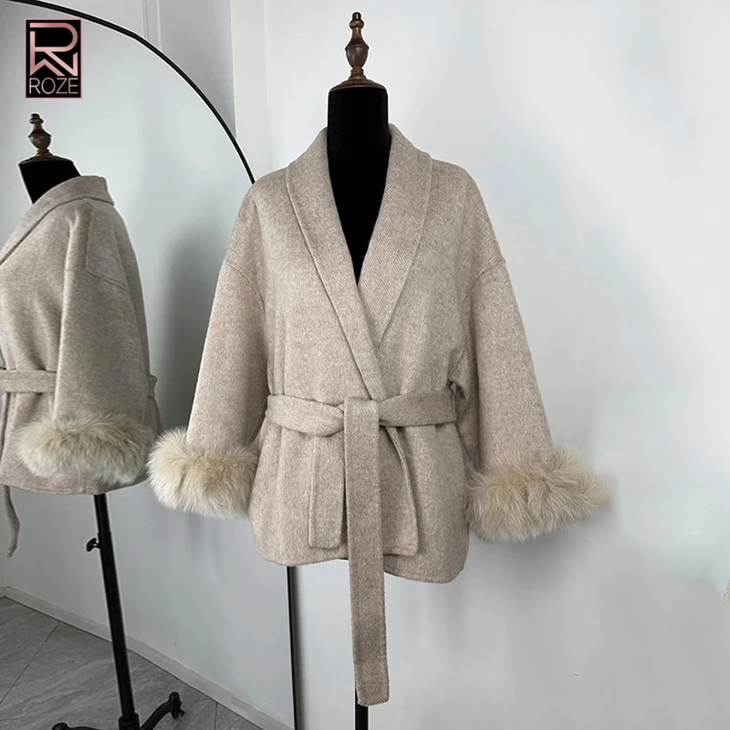 Французское однотонное шерстяное пальто с перьями для женщин, лоскутное короткое пальто с лацканами и длинными рукавами на шнуровке, темпераментные женские новые
Французское однотонное шерстяное пальто с перьями для женщин, лоскутное короткое пальто с лацканами и длинными рукавами на шнуровке, темпераментные женские новые