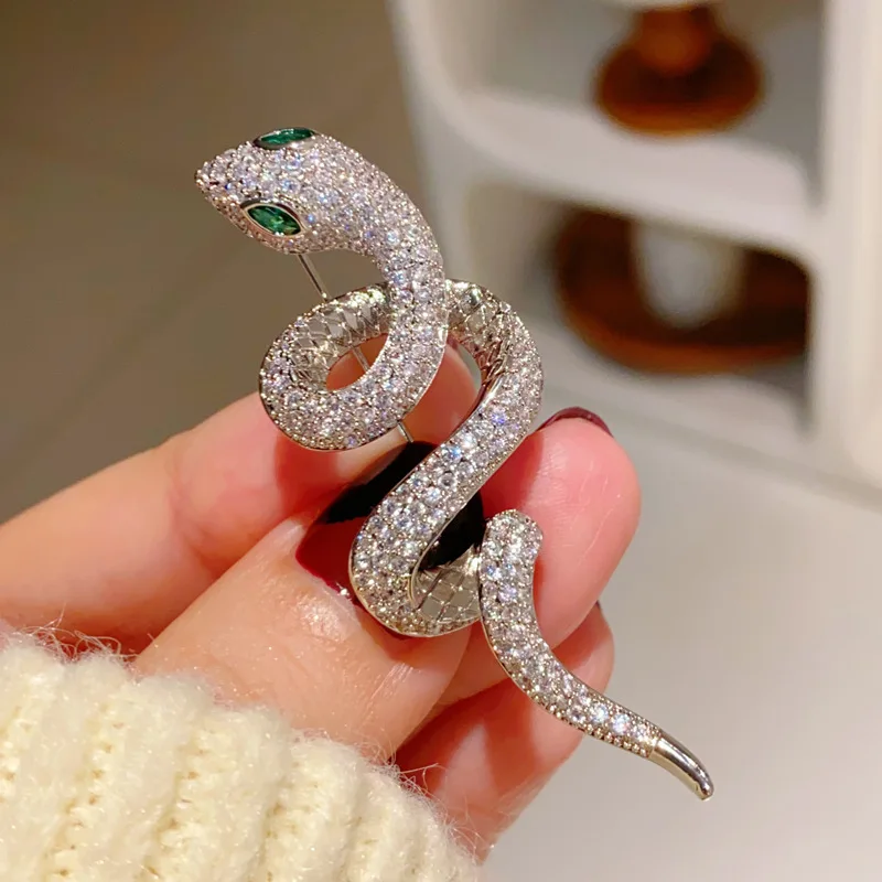 2024 Luxury Micro-inlaid Zircon Snake-shaped Brooches for Women and Men Suit Coat Accessories Fashionable Animal Corsage Pin
2024 Luxury Micro-inlaid Zircon Snake-shaped Brooches for Women and Men Suit Coat Accessories Fashionable Animal Corsage Pin