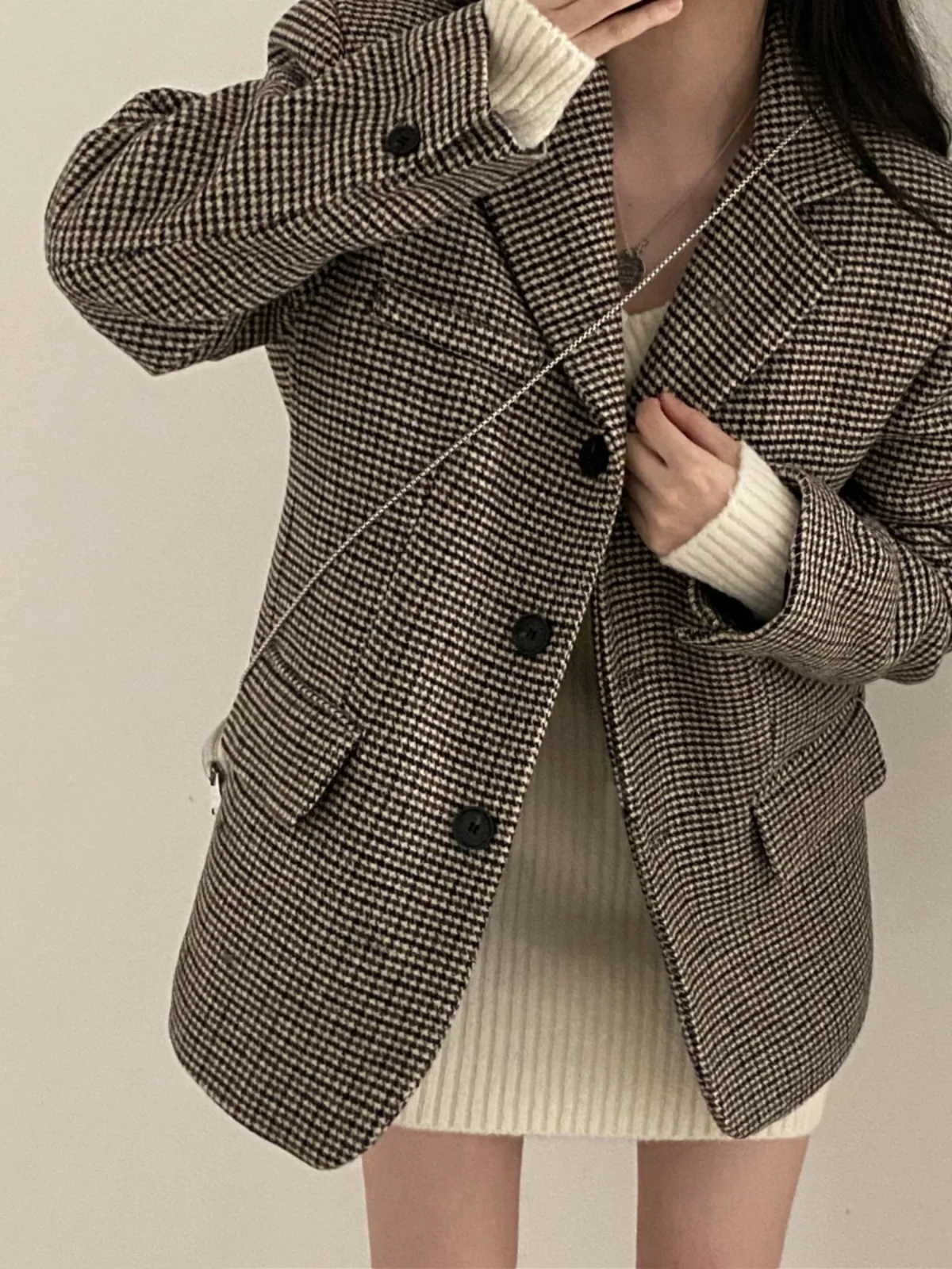 Retro Plaid Woolen Suit Jacket Women's Winter Fashion Loose Versatile Top Korean Style Commute Wind Long Sleeve Buttoned
Retro Plaid Woolen Suit Jacket Women's Winter Fashion Loose Versatile Top Korean Style Commute Wind Long Sleeve Buttoned
