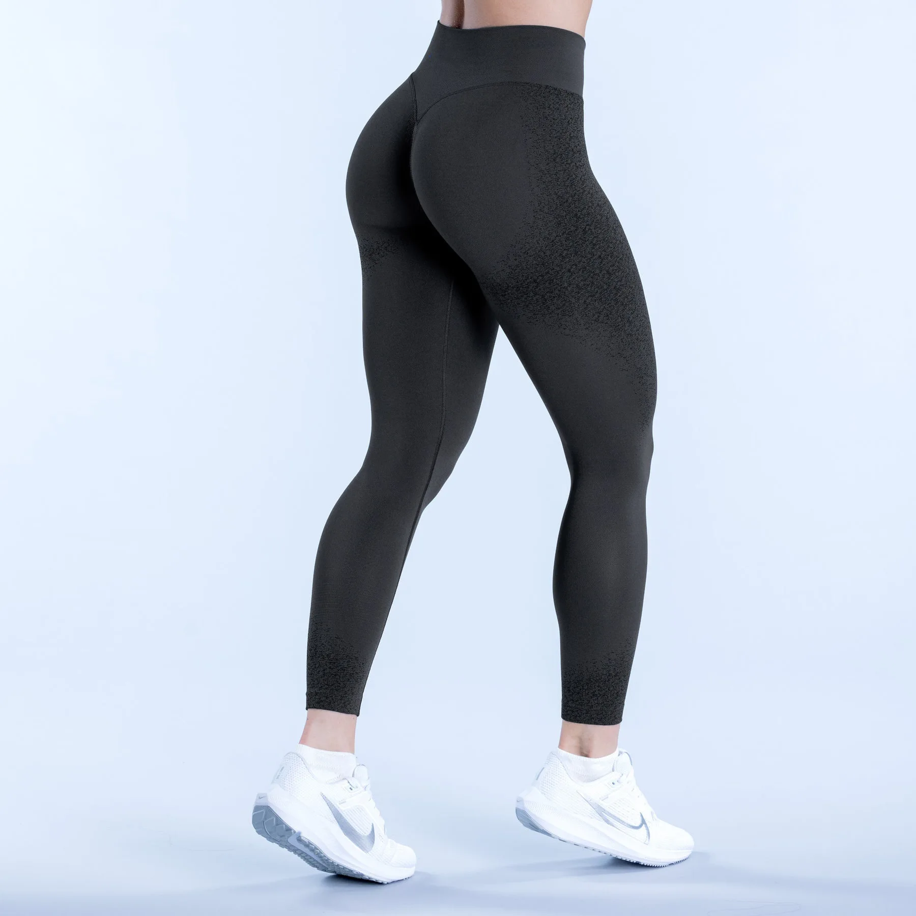A three waisted pleated hip lifted low waisted chest wrapped seamless yoga pants that are versatile and good-looking
A three waisted pleated hip lifted low waisted chest wrapped seamless yoga pants that are versatile and good-looking