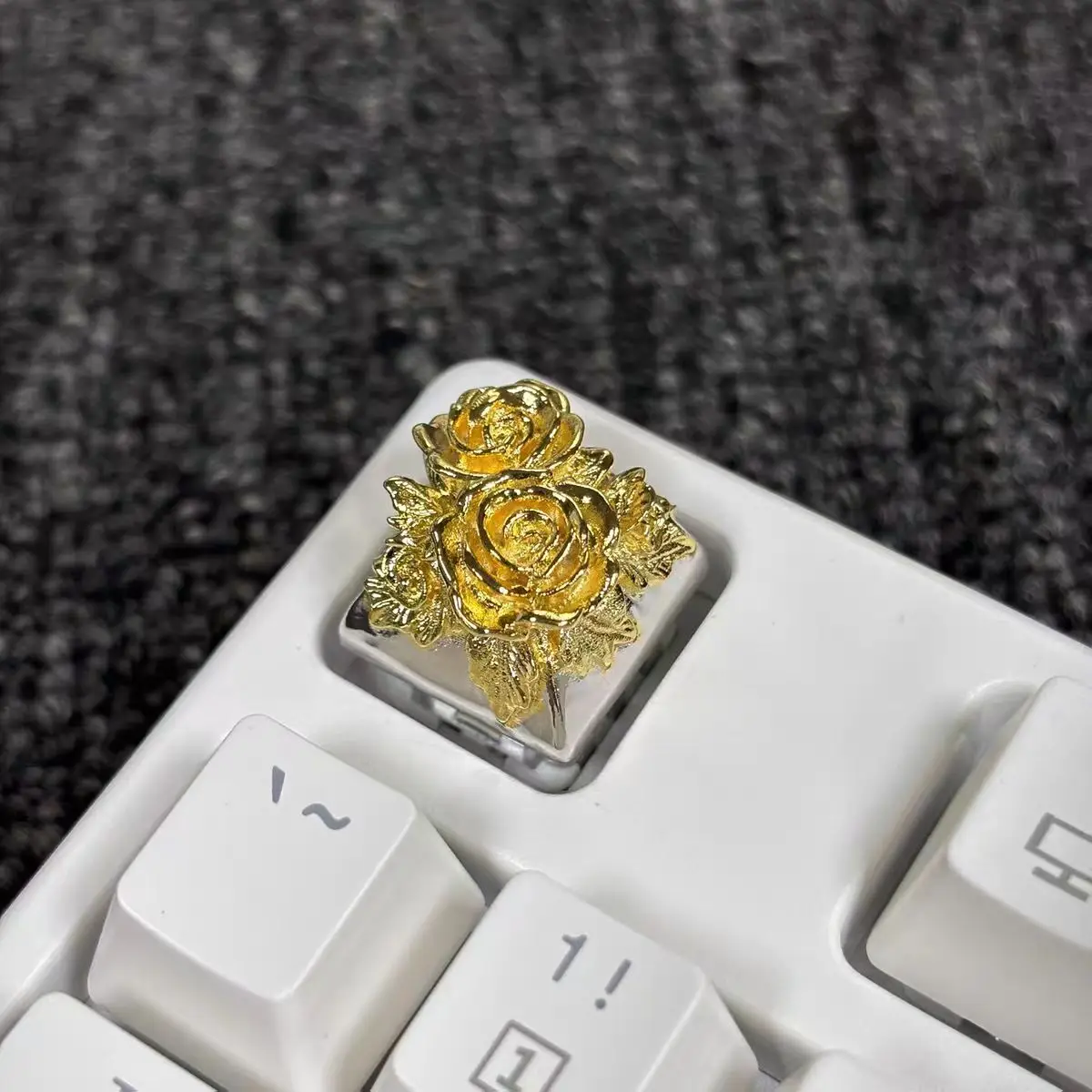 Роскошные позолоченные персонализированные колпачки для клавиш из чистой меди с 3D-тиснением, подходящие для механической клавиатуры Cherry MX.
Роскошные позолоченные персонализированные колпачки для клавиш из чистой меди с 3D-тиснением, подходящие для механической клавиатуры Cherry MX.