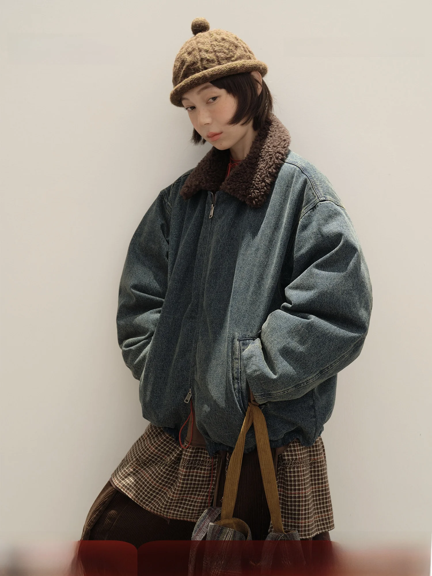 Женское пуховое пальто в стиле ретро с воротником из меха ягненка, свободная джинсовая верхняя одежда, белое пальто Du Feather, теплое длинное пальто све
Женское пуховое пальто в стиле ретро с воротником из меха ягненка, свободная джинсовая верхняя одежда, белое пальто Du Feather, теплое длинное пальто све