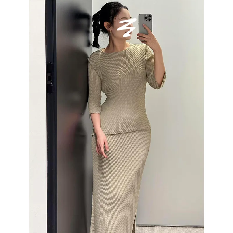 Miyake 2025 Summer New Fashion Casual Pleated Solid Colour Design Sense Slim Top High Waist Half-body Skirt Two-piece Set
Miyake 2025 Summer New Fashion Casual Pleated Solid Colour Design Sense Slim Top High Waist Half-body Skirt Two-piece Set