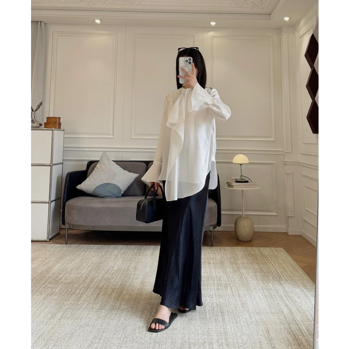 Белая блузка из шелковой смеси с пуговицами и рукавами-колокол, струящаяся как ветер, с развевающимся подолом, из дышащего шифона, весенняя коллекция.
Белая блузка из шелковой смеси с пуговицами и рукавами-колокол, струящаяся как ветер, с развевающимся подолом, из дышащего шифона, весенняя коллекция.