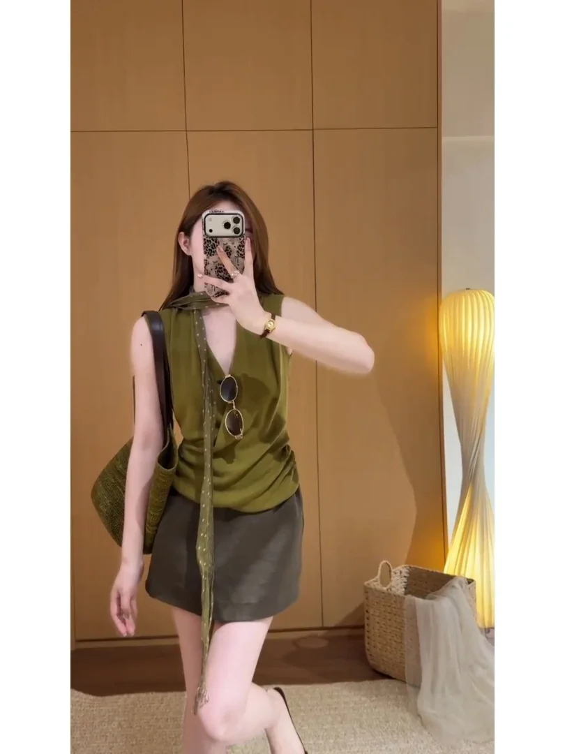 Summer Style Fashion Design Sleeveless V-Neck Top And Half Skirt Set Women's Pure Desire Casual Loose Fit Polyester Fiber
Summer Style Fashion Design Sleeveless V-Neck Top And Half Skirt Set Women's Pure Desire Casual Loose Fit Polyester Fiber