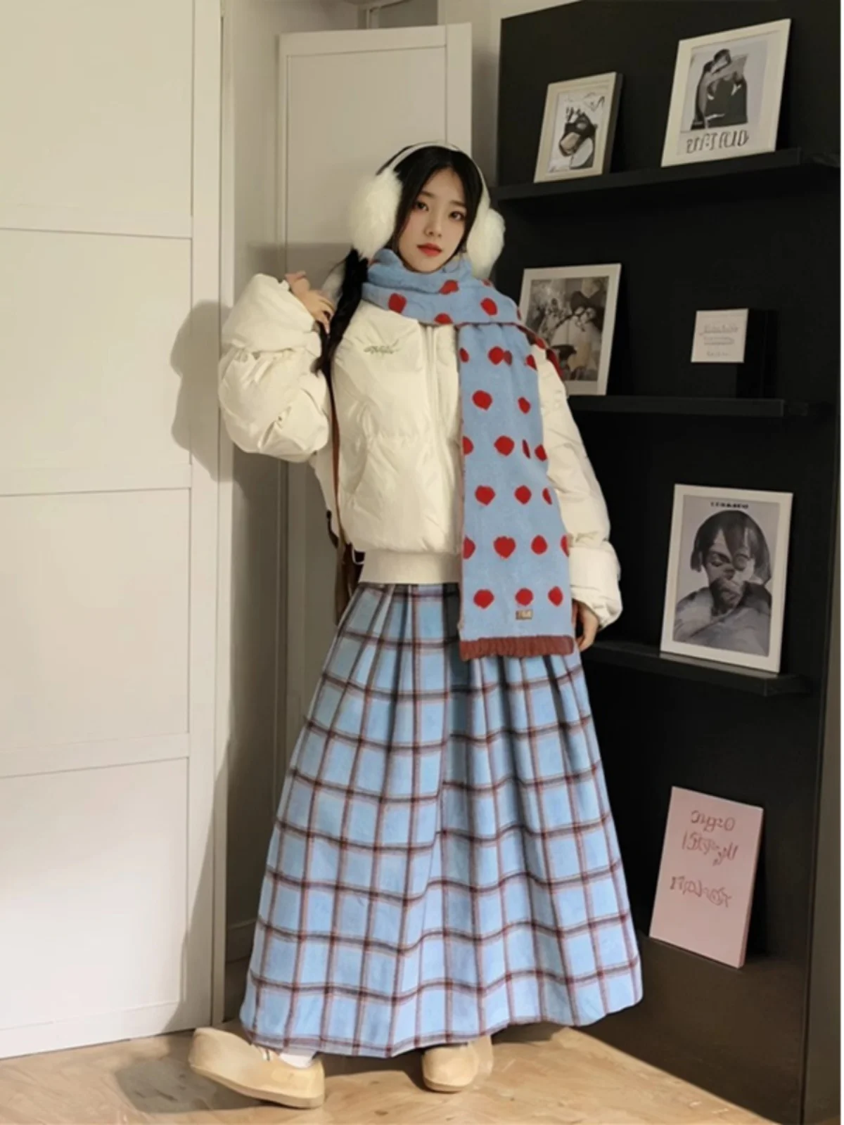 Женская юбка миди А-силуэта с высокой талией, в клетку, в студенческом стиле, длинная, осенне-зимняя, новая трендовая модель, синяя клетчатая юбка.
Женская юбка миди А-силуэта с высокой талией, в клетку, в студенческом стиле, длинная, осенне-зимняя, новая трендовая модель, синяя клетчатая юбка.