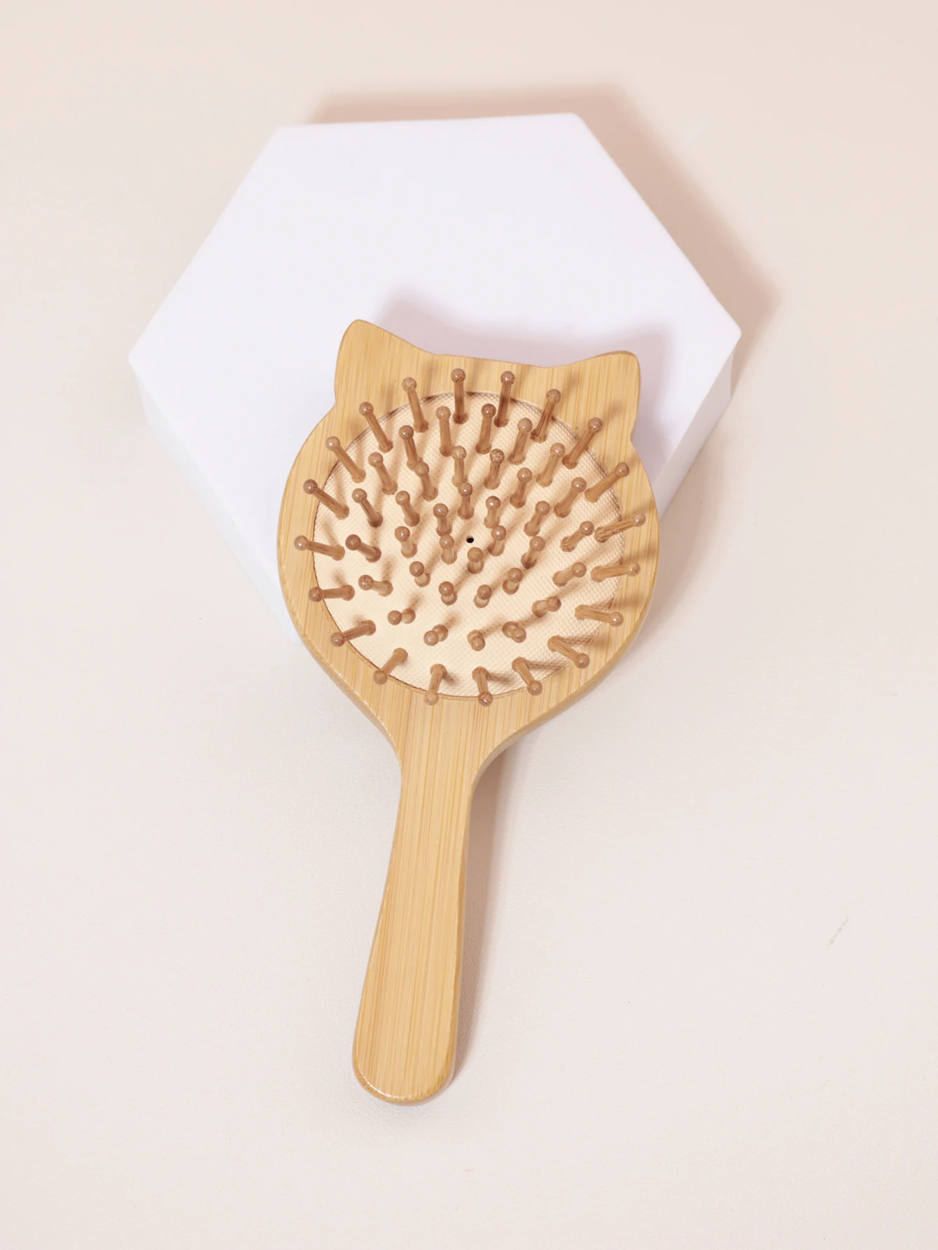 1pcs cute cartoon cat shaped air cushion massage hair comb, smooth scalp massage to reduce hair loss Special for real hair wigs
1pcs cute cartoon cat shaped air cushion massage hair comb, smooth scalp massage to reduce hair loss Special for real hair wigs
