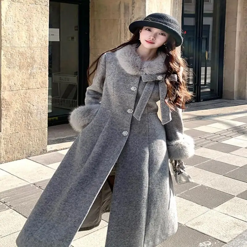2026 Новая корейская версия, горная Корея, зимнее женское пальто средней длины с воротником из искусственного меха, пояс с кристаллами и пуговицами
2026 Новая корейская версия, горная Корея, зимнее женское пальто средней длины с воротником из искусственного меха, пояс с кристаллами и пуговицами