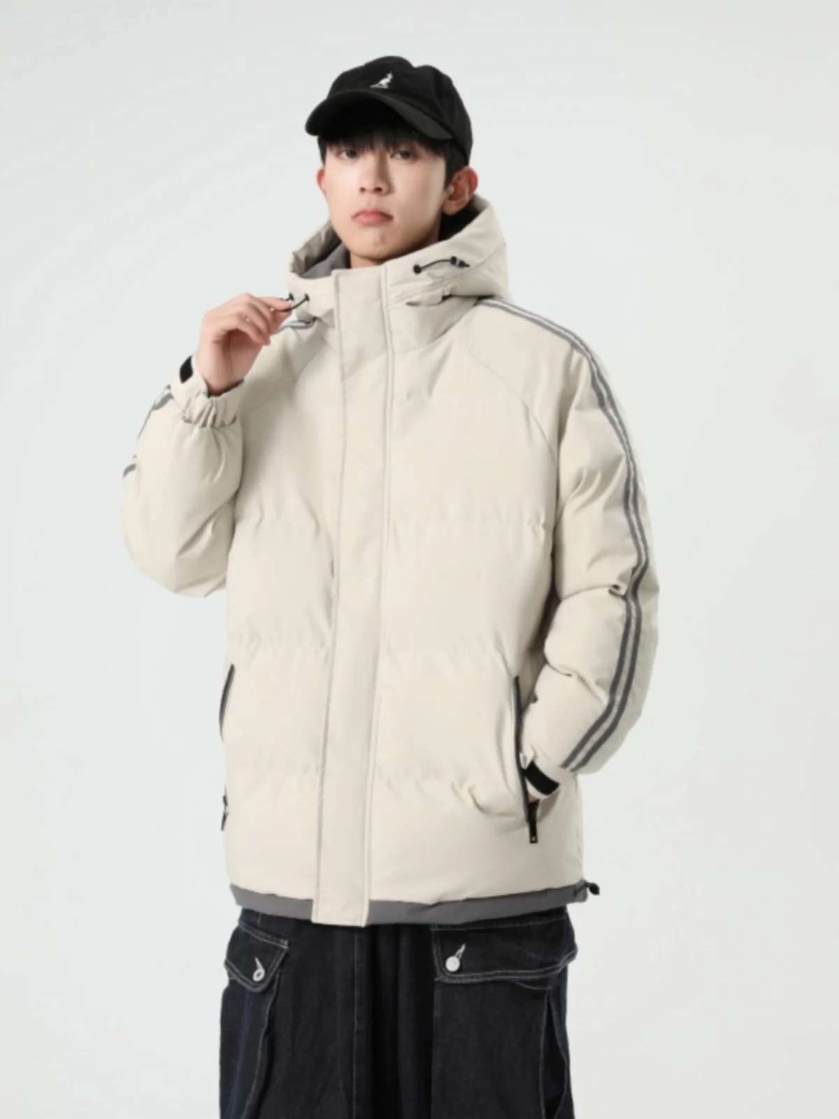 Мужская зимняя утепленная хлопковая куртка свободного кроя, теплая, универсальная, с капюшоном, модная, в городском стиле, с длинными рукавами, на молнии
Мужская зимняя утепленная хлопковая куртка свободного кроя, теплая, универсальная, с капюшоном, модная, в городском стиле, с длинными рукавами, на молнии