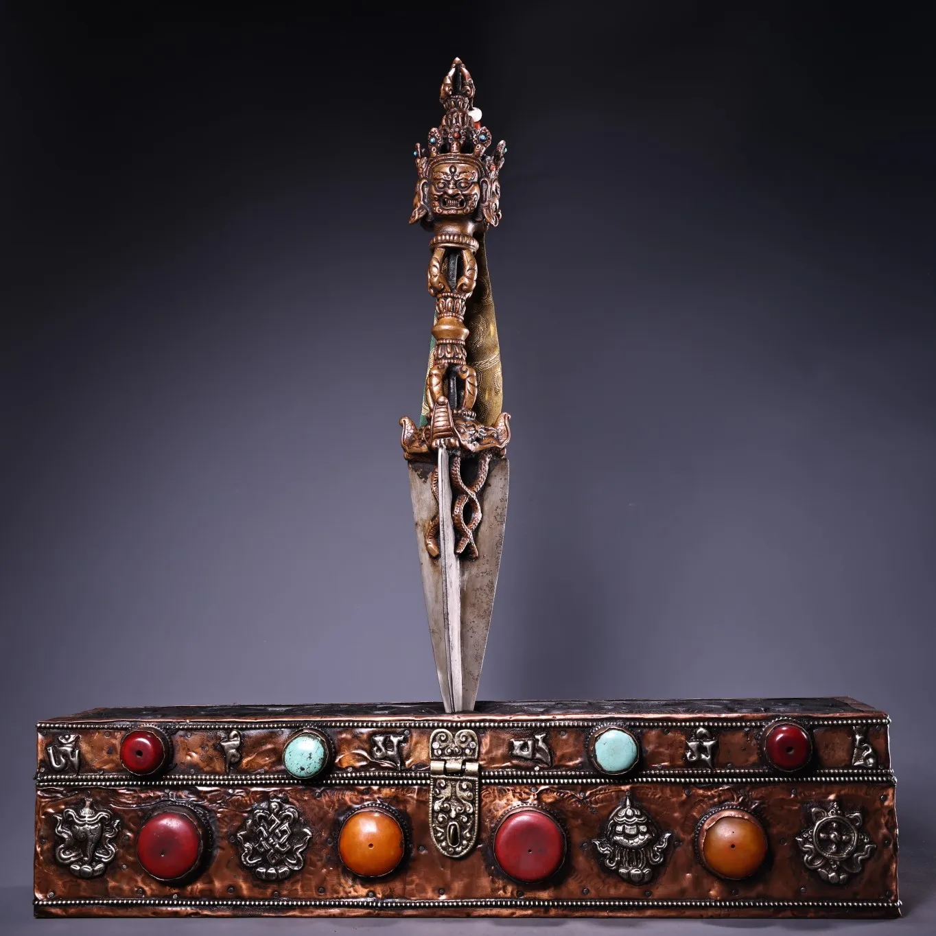18"Tibetan Temple Collection Old Purple Bronze Mosaic Gem Vajrapani Buddha Head Dorje Vajra Phurpa Amulet Dharma Box Town House
18"Tibetan Temple Collection Old Purple Bronze Mosaic Gem Vajrapani Buddha Head Dorje Vajra Phurpa Amulet Dharma Box Town House