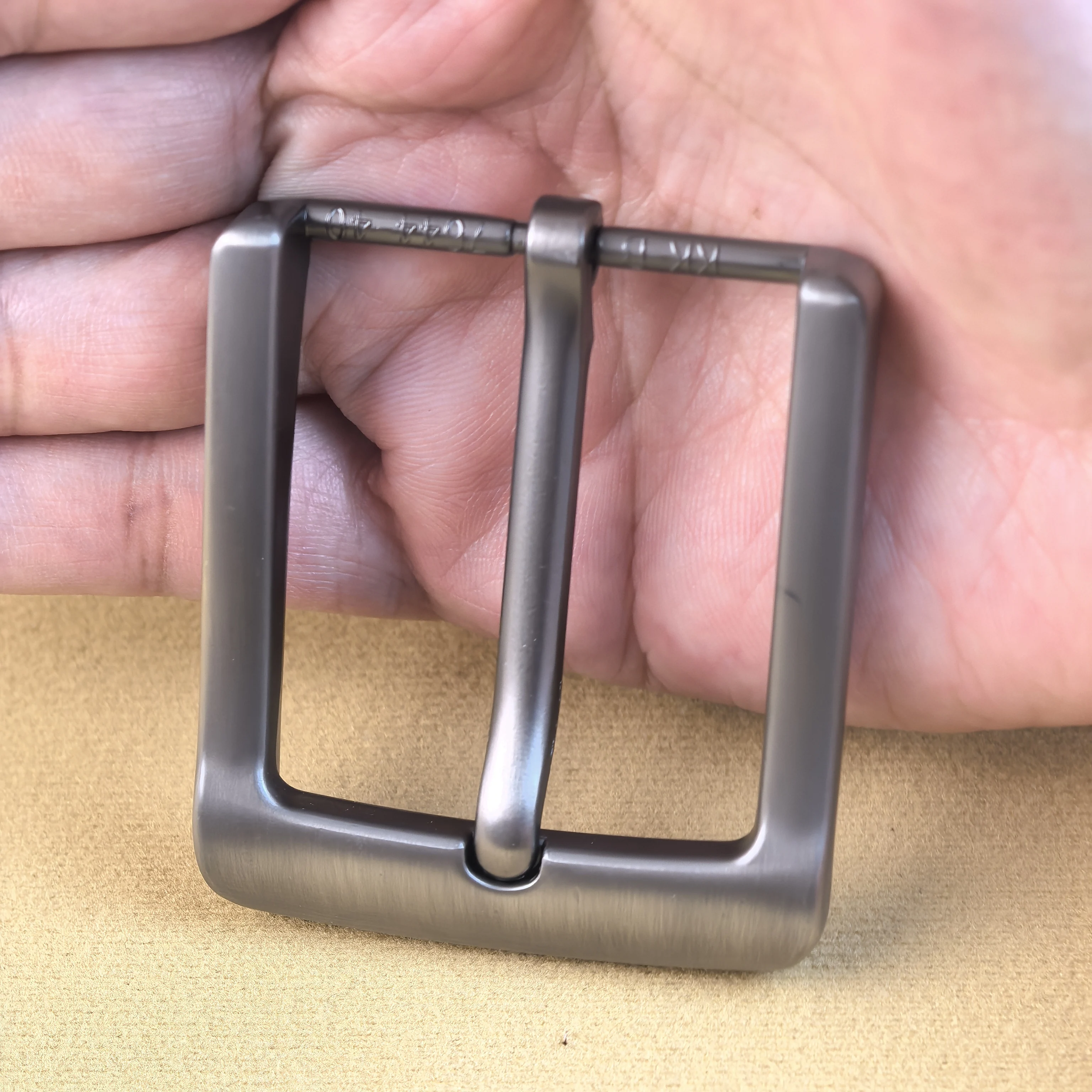 40 мм металлическая пряжка для ремня, мужская одинарная пряжка из матовой кожи, детали ремня для рукоделия, пояс, аксессуары для самостоятельного изготовления
40 мм металлическая пряжка для ремня, мужская одинарная пряжка из матовой кожи, детали ремня для рукоделия, пояс, аксессуары для самостоятельного изготовления