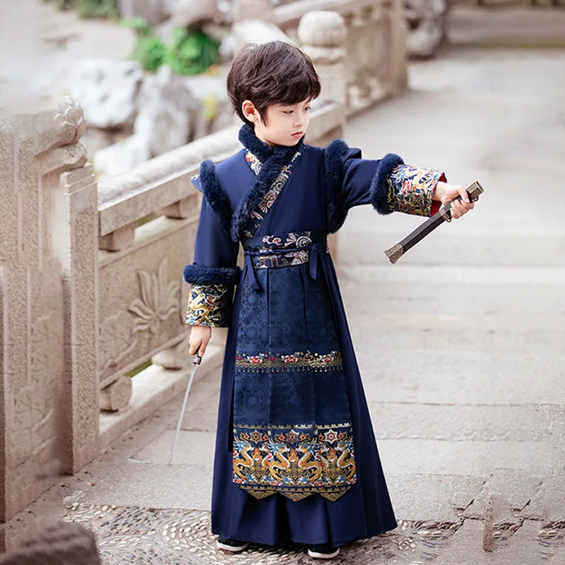 Новинка 2024, зимний оригинальный высококачественный костюм Тан Hanfu для мальчиков в китайском стиле Gongzi Wuxia для выступлений в древнем стиле
Новинка 2024, зимний оригинальный высококачественный костюм Тан Hanfu для мальчиков в китайском стиле Gongzi Wuxia для выступлений в древнем стиле