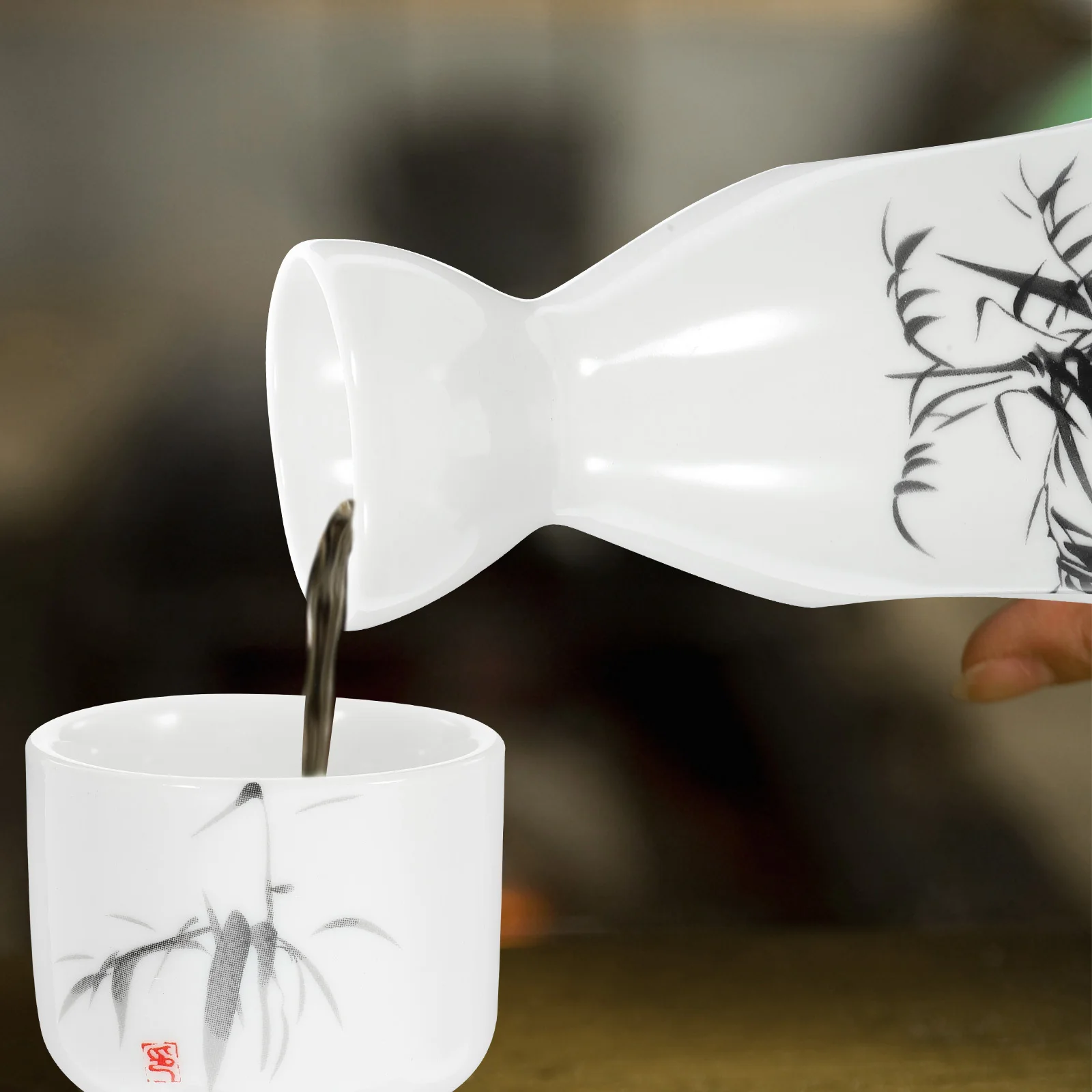 1 Set Japanese Sake Serving Flagon and Cups Ceramic Traditional Sake Pot Classic Retro Design Reusable Wine Cup Set for Home Bar
1 Set Japanese Sake Serving Flagon and Cups Ceramic Traditional Sake Pot Classic Retro Design Reusable Wine Cup Set for Home Bar