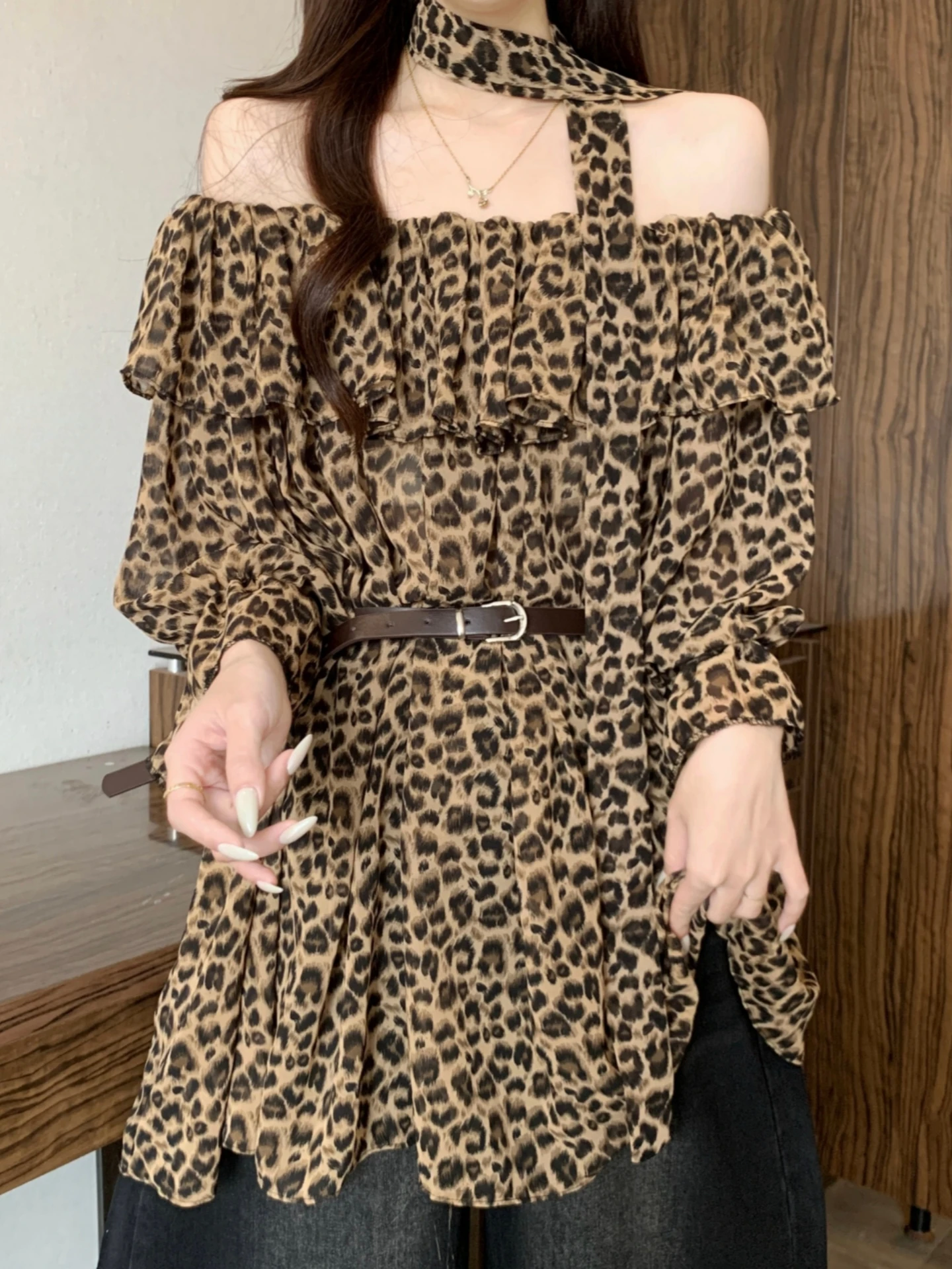 Slimming Effect Summer Large Size Women's Shirt with Lace Trim One-Shoulder Hanging Neck Sash Korean Style Commute Shirt
Slimming Effect Summer Large Size Women's Shirt with Lace Trim One-Shoulder Hanging Neck Sash Korean Style Commute Shirt