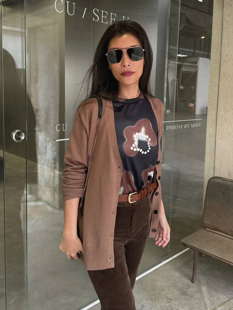 Простой и практичный вязаный кардиган с V-образным вырезом, цвет кофе, для ношения как нижняя одежда или верхняя, удобно сочетается, для повседневной носки, стандартный крой.
Простой и практичный вязаный кардиган с V-образным вырезом, цвет кофе, для ношения как нижняя одежда или верхняя, удобно сочетается, для повседневной носки, стандартный крой.