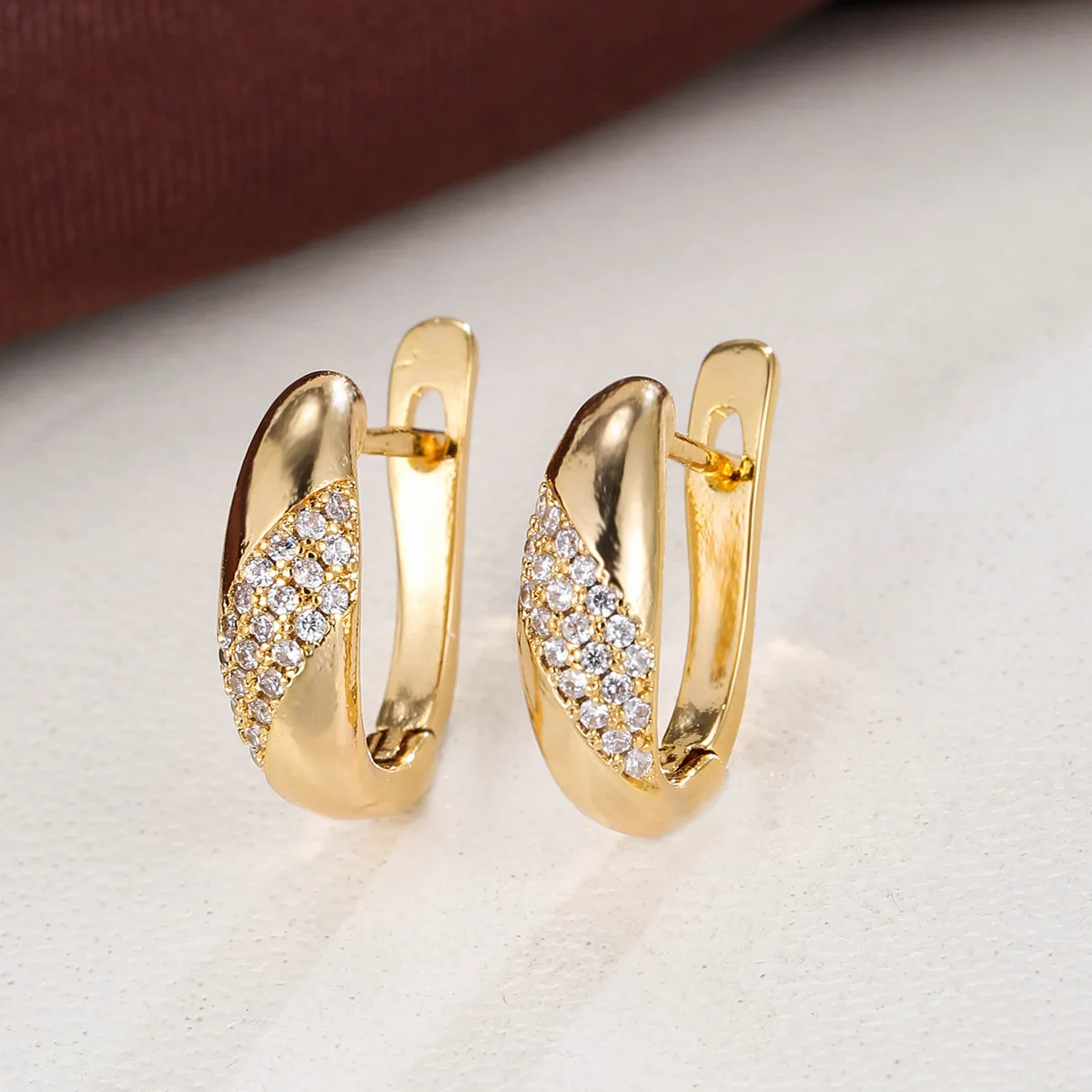 Light Luxury Full Zircon Hoop Earrings Real Gold Plated Copper Geometric Fashion Ear Buckle Trendy Jewelry Gift For Women
Light Luxury Full Zircon Hoop Earrings Real Gold Plated Copper Geometric Fashion Ear Buckle Trendy Jewelry Gift For Women