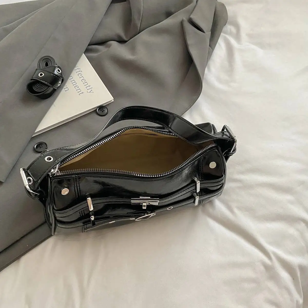 2025 новый дизайн, женские кошельки и сумки из искусственной кожи, маленькая винтажная сумка-мессенджер под мышками, однотонная женская сумка на плечо
2025 новый дизайн, женские кошельки и сумки из искусственной кожи, маленькая винтажная сумка-мессенджер под мышками, однотонная женская сумка на плечо