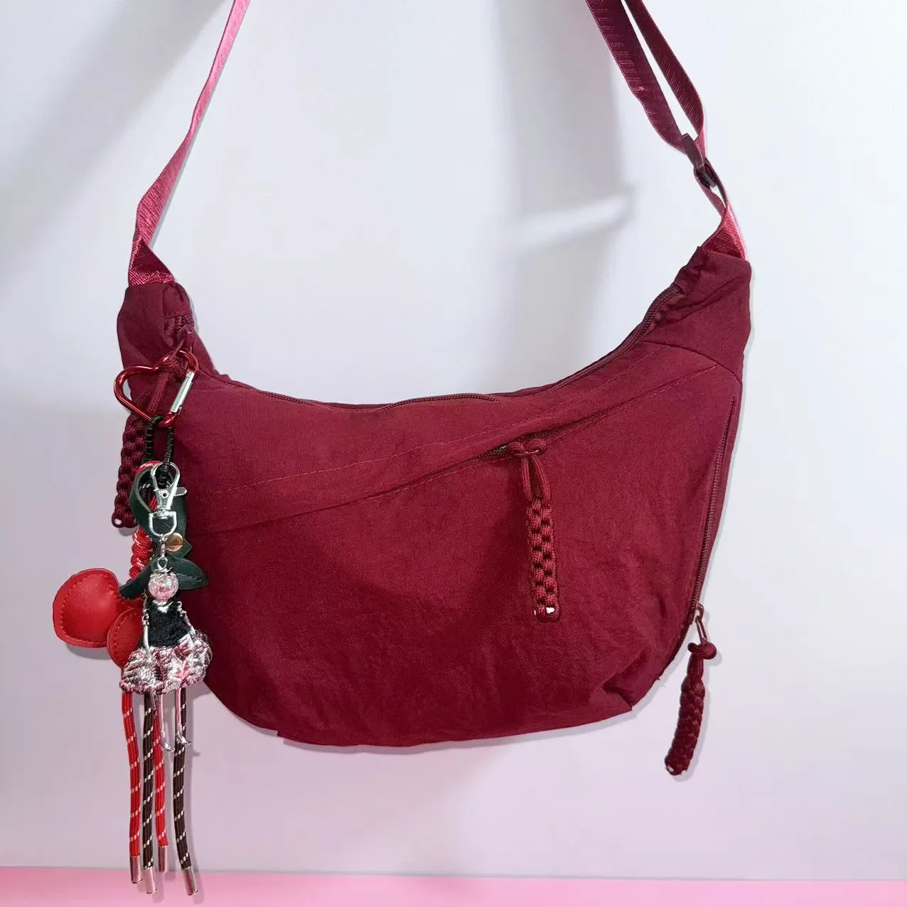 Nylon Fabric Shoulder Bag With Charms New High Capacity Women's Crossbody Messenger Bag Leisure Versatile Shoulder Hobos Bag
Nylon Fabric Shoulder Bag With Charms New High Capacity Women's Crossbody Messenger Bag Leisure Versatile Shoulder Hobos Bag