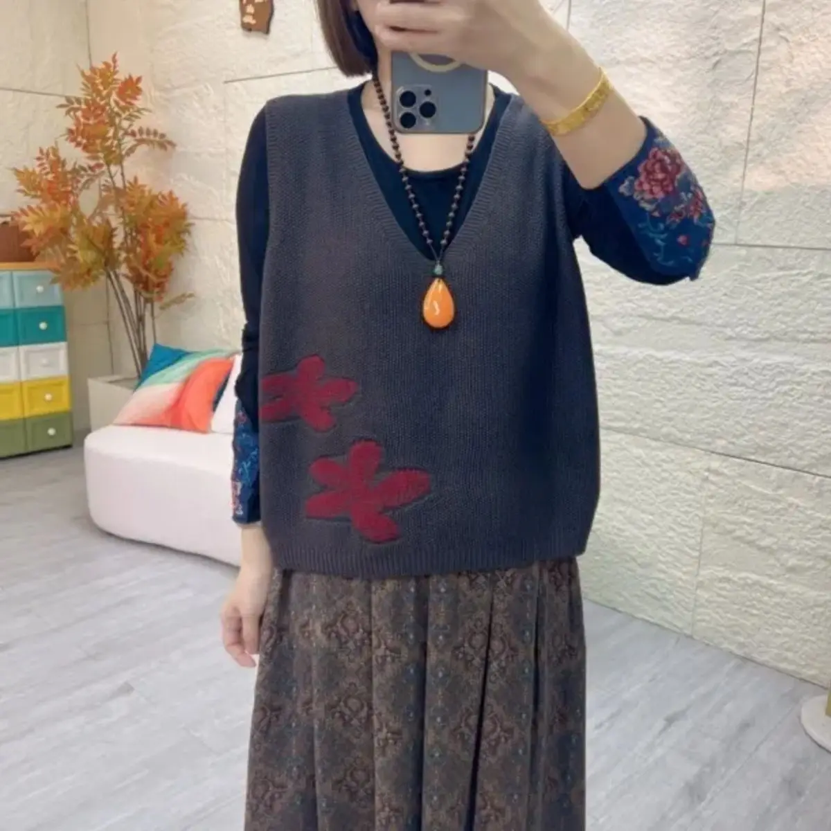 Retro V-neck Jacquard Knitted Vest for Women in Spring and Autumn New Loose and Fashionable Versatile Horse Clip Vest for Women
Retro V-neck Jacquard Knitted Vest for Women in Spring and Autumn New Loose and Fashionable Versatile Horse Clip Vest for Women