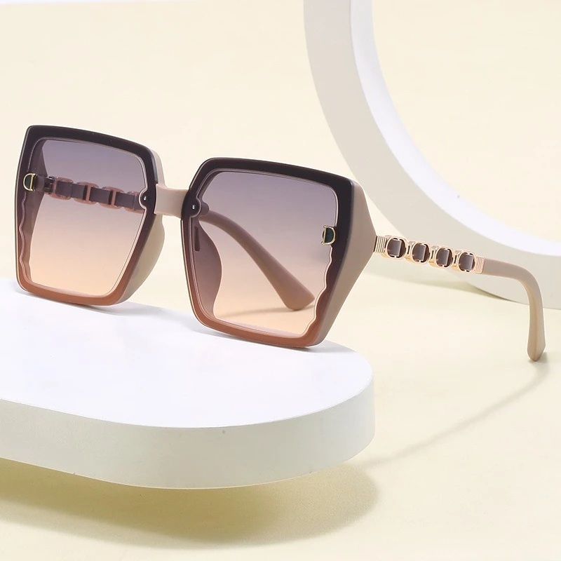 2025 New Fashion Square Sunglasses Women - Large Metal Frame with Leather Leg UV400 Protection Retro Chic Designer Eyewear 
2025 New Fashion Square Sunglasses Women - Large Metal Frame with Leather Leg UV400 Protection Retro Chic Designer Eyewear